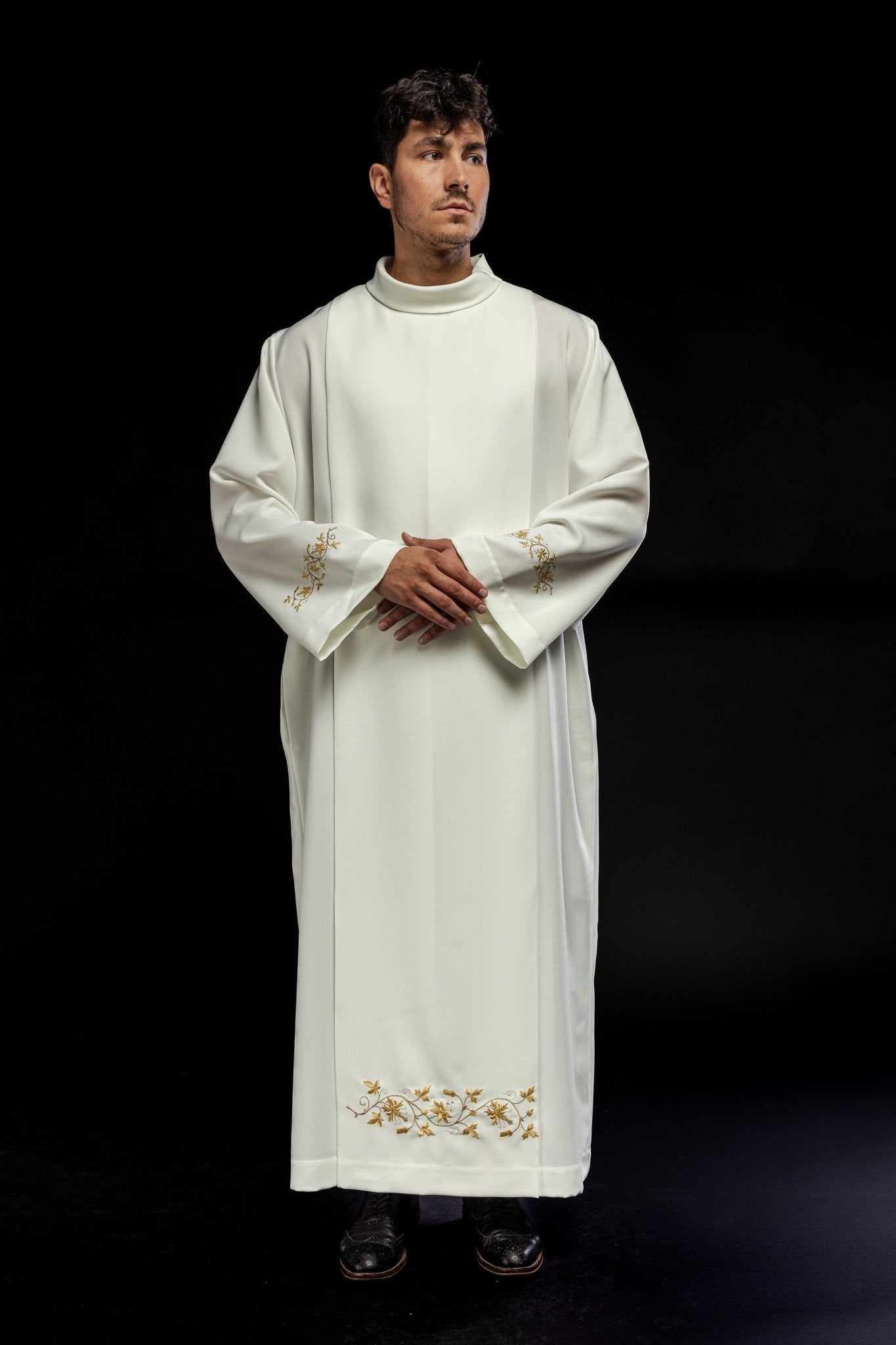 Robe de prêtre brodée à col roulé KAB/005/05/12 135cm/164cm - CHASUBLES.FR