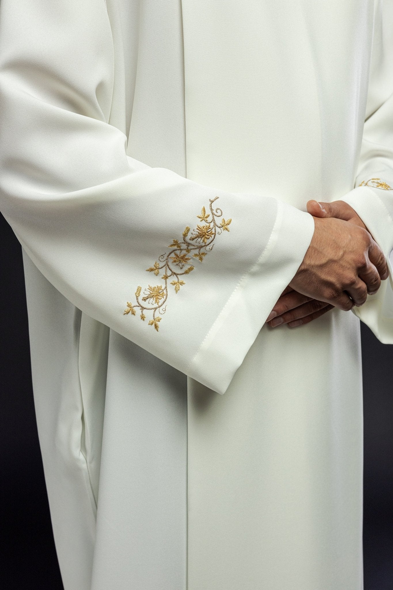 Robe de prêtre brodée à col roulé KAB/005/05/12 135cm/164cm - CHASUBLES.FR