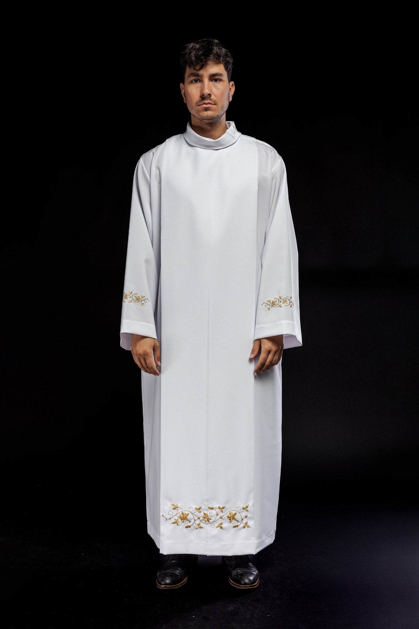 Robe de prêtre brodée avec col roulé Blanc KAB/005/04/12 135cm/164cm - CHASUBLES.FR