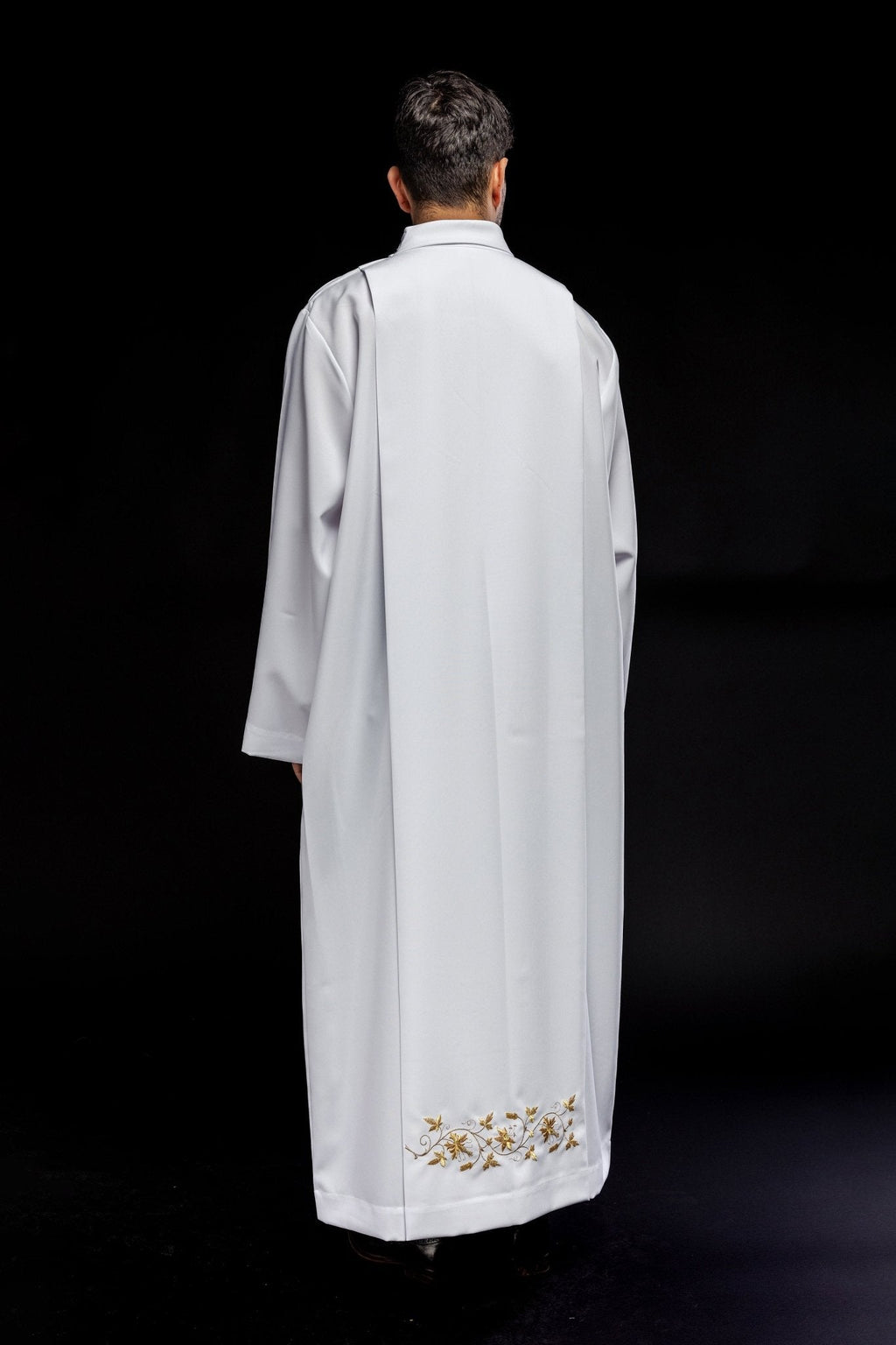 Robe de prêtre brodée avec col roulé Blanc KAB/005/04/12 135cm/164cm - CHASUBLES.FR