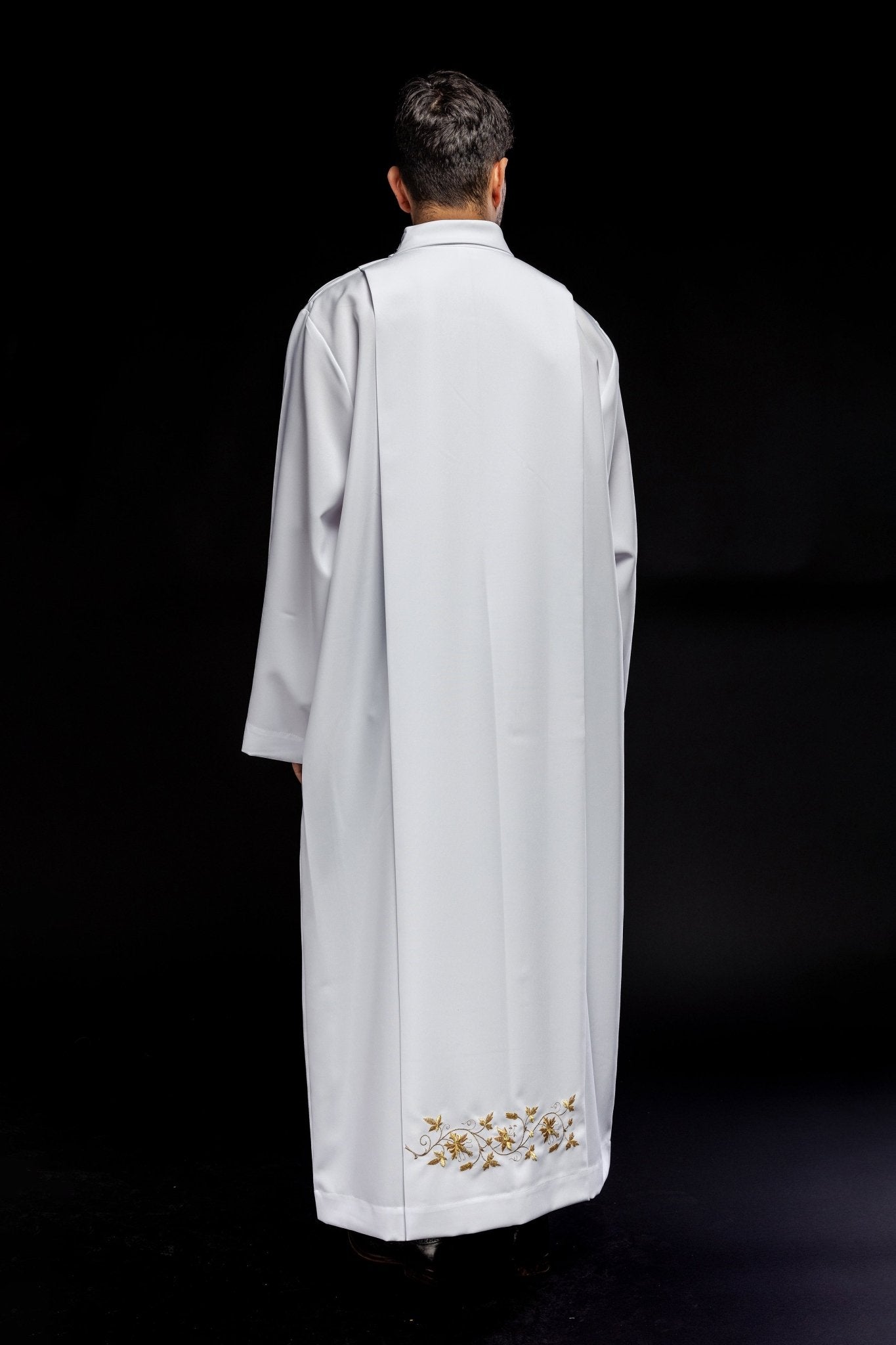 Robe de prêtre brodée avec col roulé Blanc KAB/005/04/12 135cm/164cm - CHASUBLES.FR