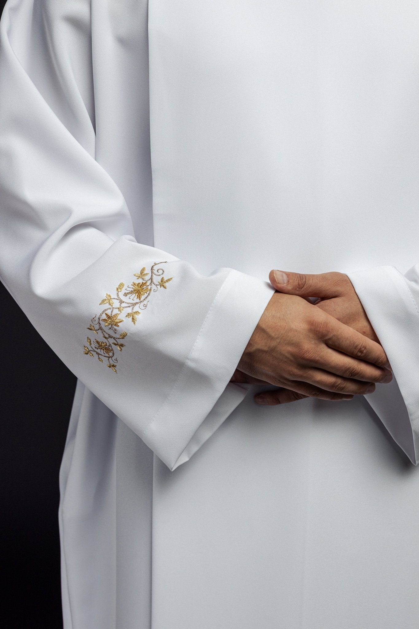 Robe de prêtre brodée avec col roulé Blanc KAB/005/04/12 135cm/164cm - CHASUBLES.FR