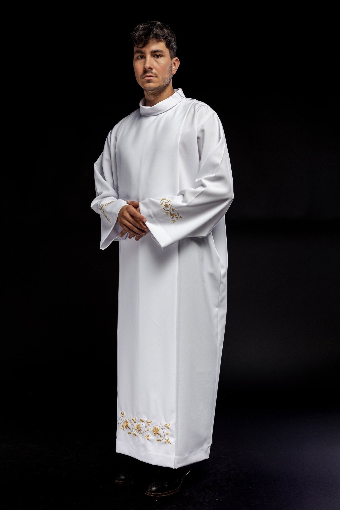 Robe de prêtre brodée avec col roulé Blanc KAB/005/04/12 135cm/164cm - CHASUBLES.FR