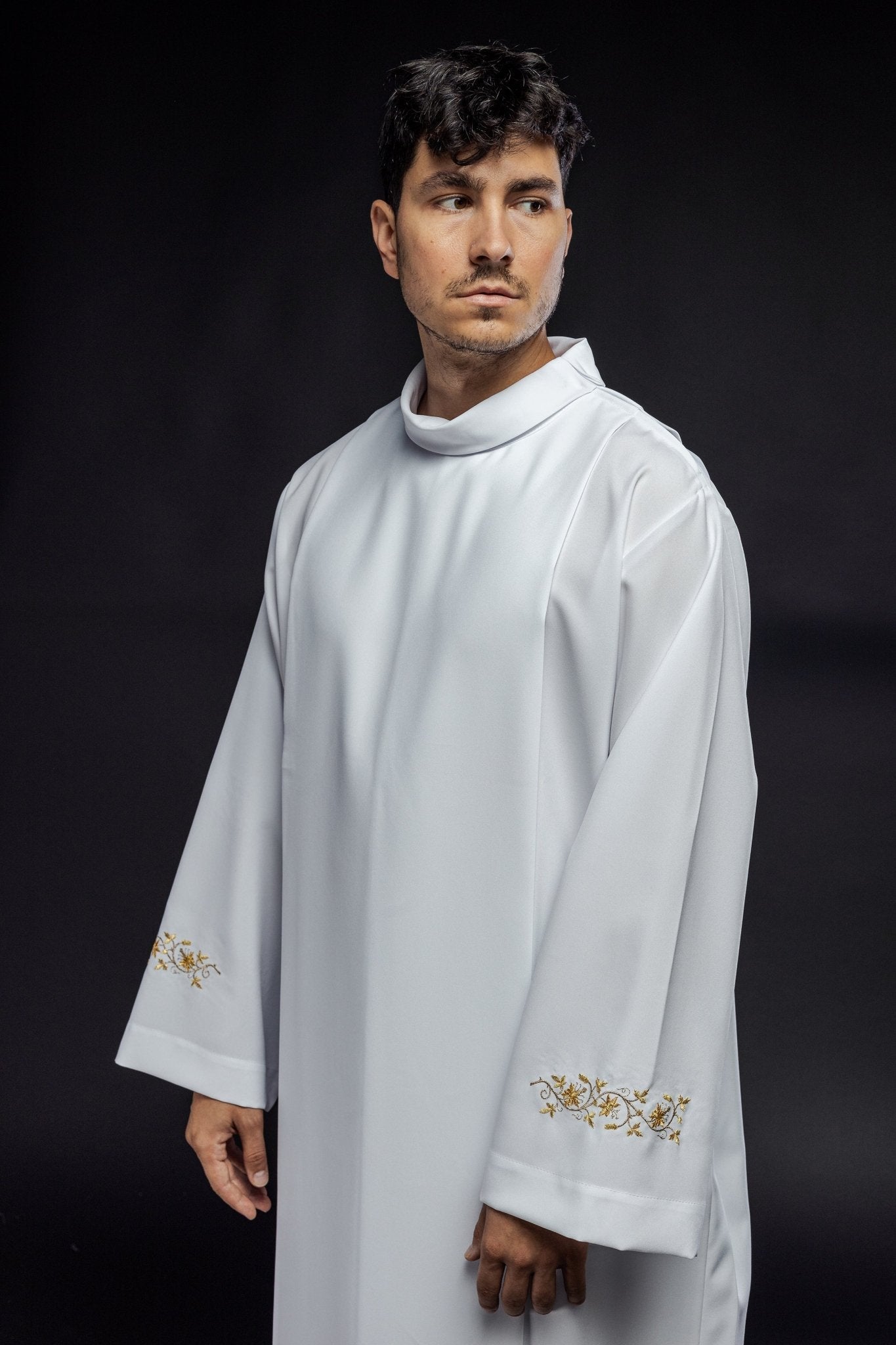 Robe de prêtre brodée avec col roulé Blanc KAB/005/04/12 135cm/164cm - CHASUBLES.FR