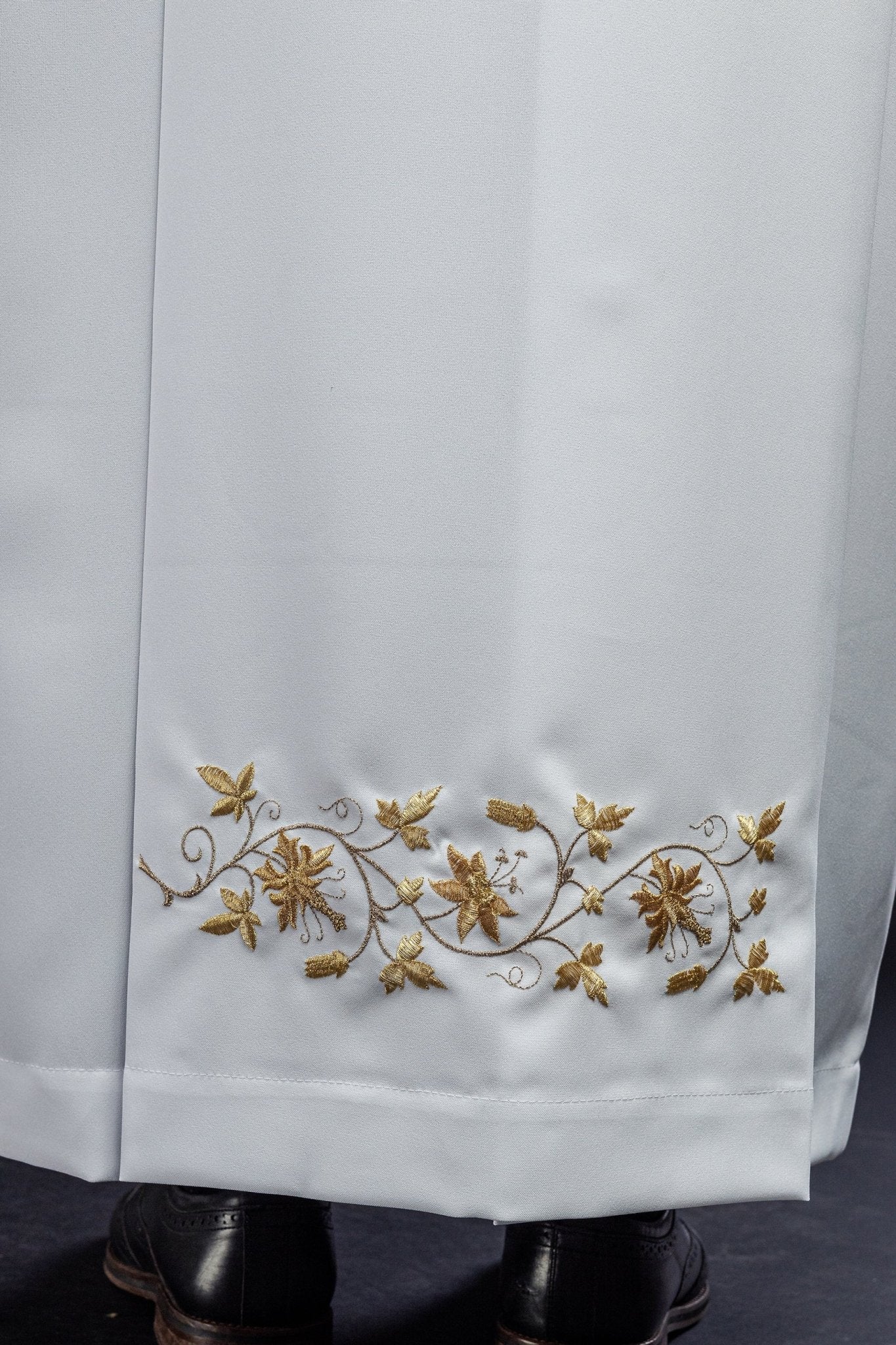 Robe de prêtre brodée avec col roulé Blanc KAB/005/04/12 135cm/164cm - CHASUBLES.FR