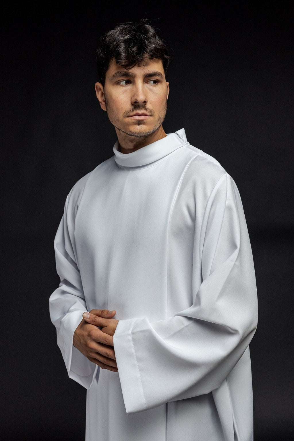 Robe de prêtre unie à col roulé Blanc KAB/022/04/12 135cm/164cm - CHASUBLES.FR