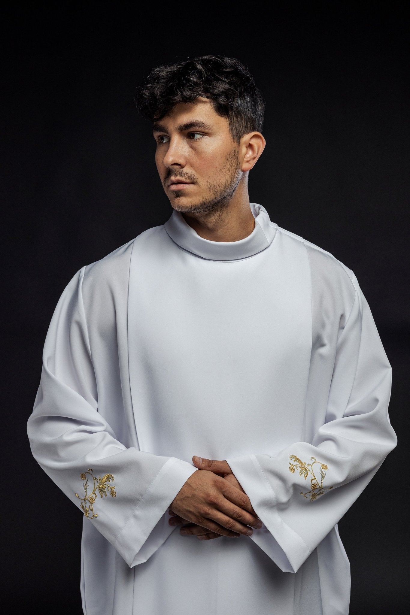 Robe de prêtre unie à col roulé Broderie blanche décorative KAB/003/04/12 135cm/164cm - CHASUBLES.FR