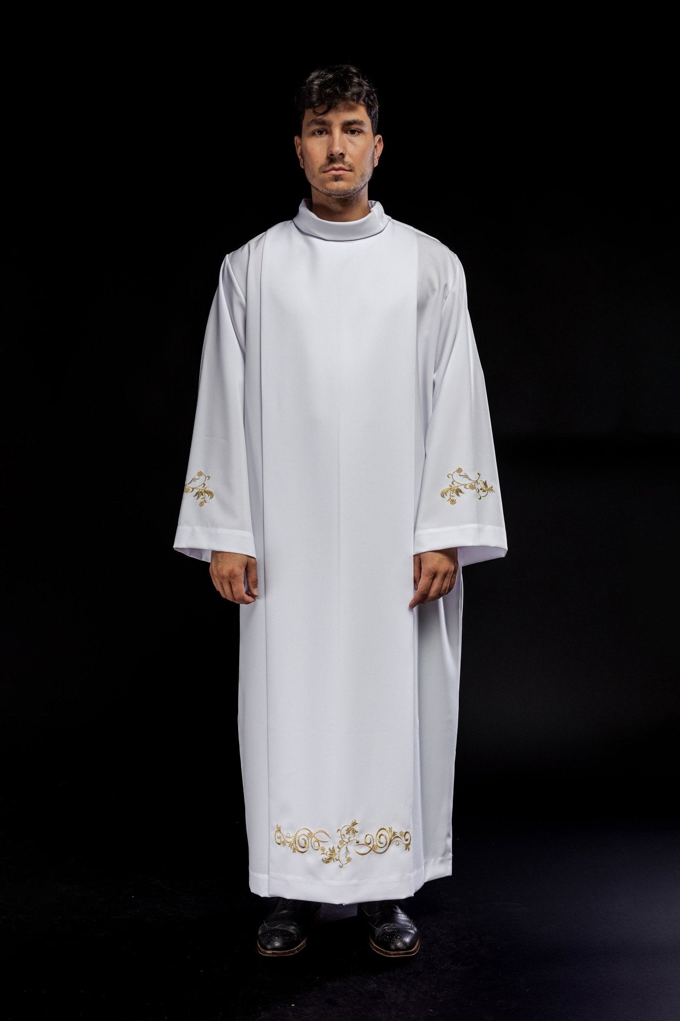 Robe de prêtre unie à col roulé Broderie blanche décorative KAB/003/04/12 135cm/164cm - CHASUBLES.FR