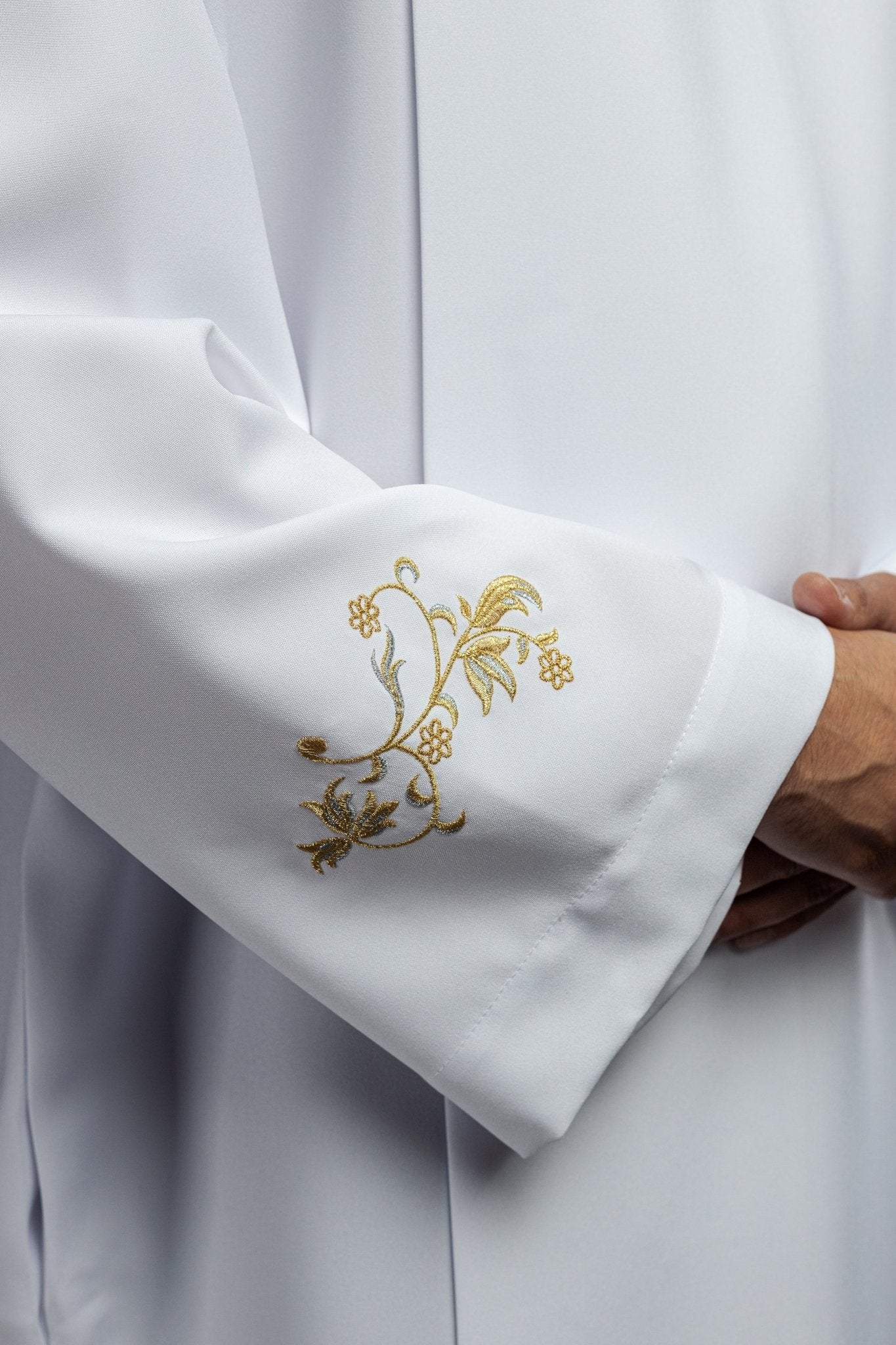 Robe de prêtre unie à col roulé Broderie blanche décorative KAB/003/04/12 135cm/164cm - CHASUBLES.FR