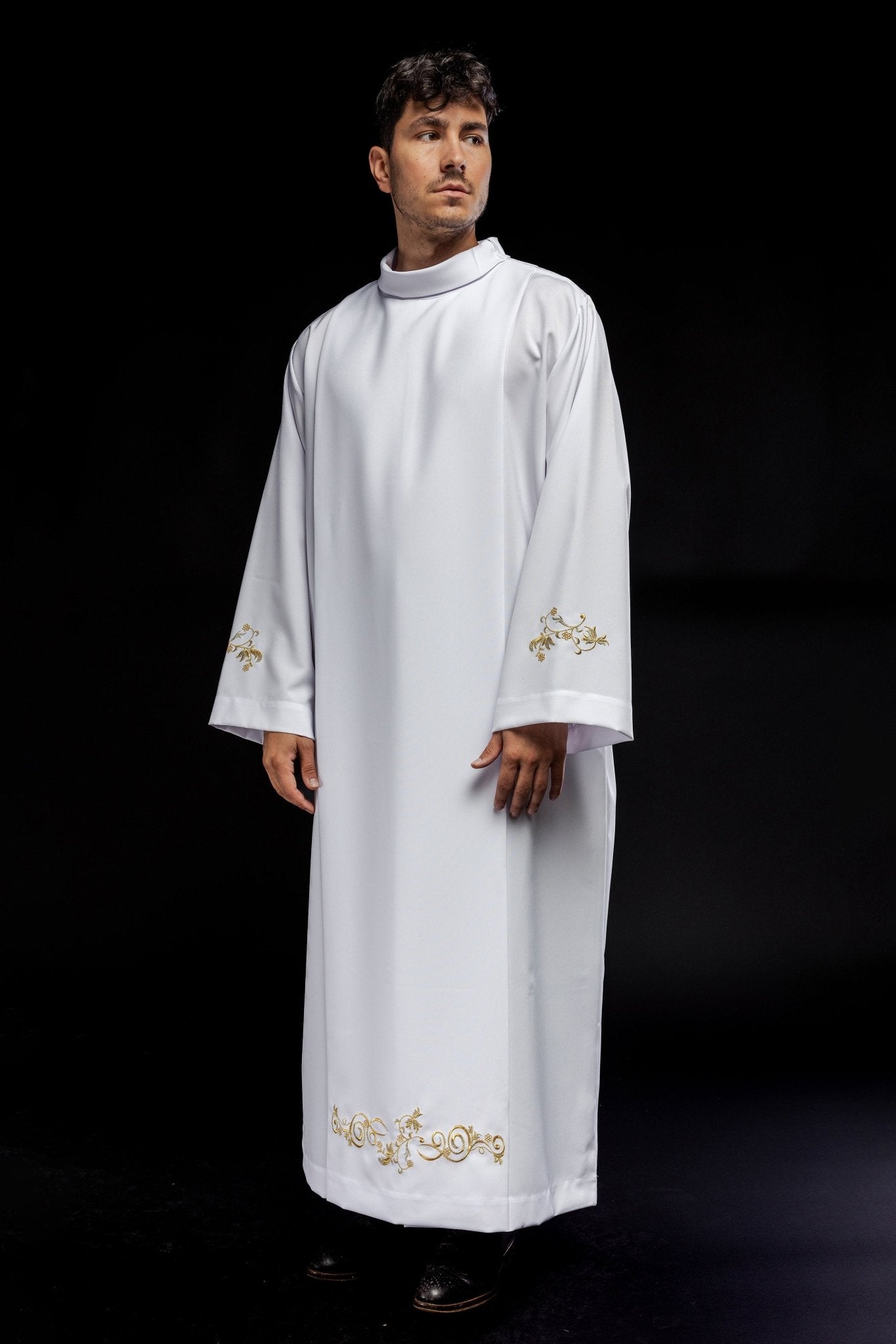 Robe de prêtre unie à col roulé Broderie blanche décorative KAB/003/04/12 135cm/164cm - CHASUBLES.FR