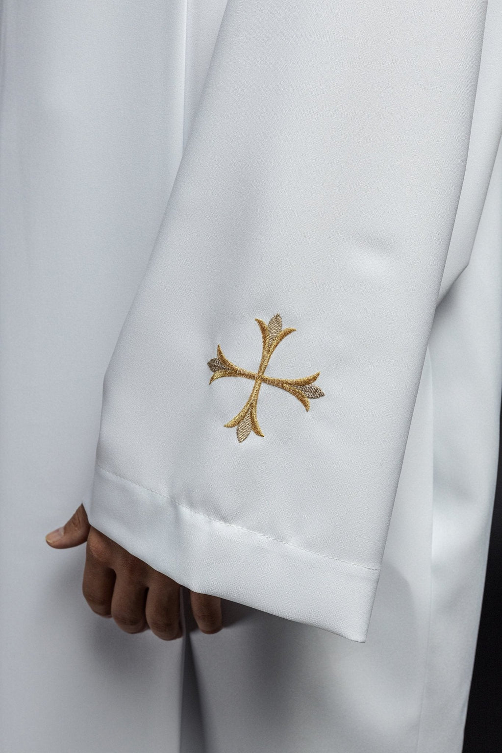 Robe de prêtre unie avec col roulé et broderie en croix Blanc KAB/004/04/12 135cm/164cm - CHASUBLES.FR