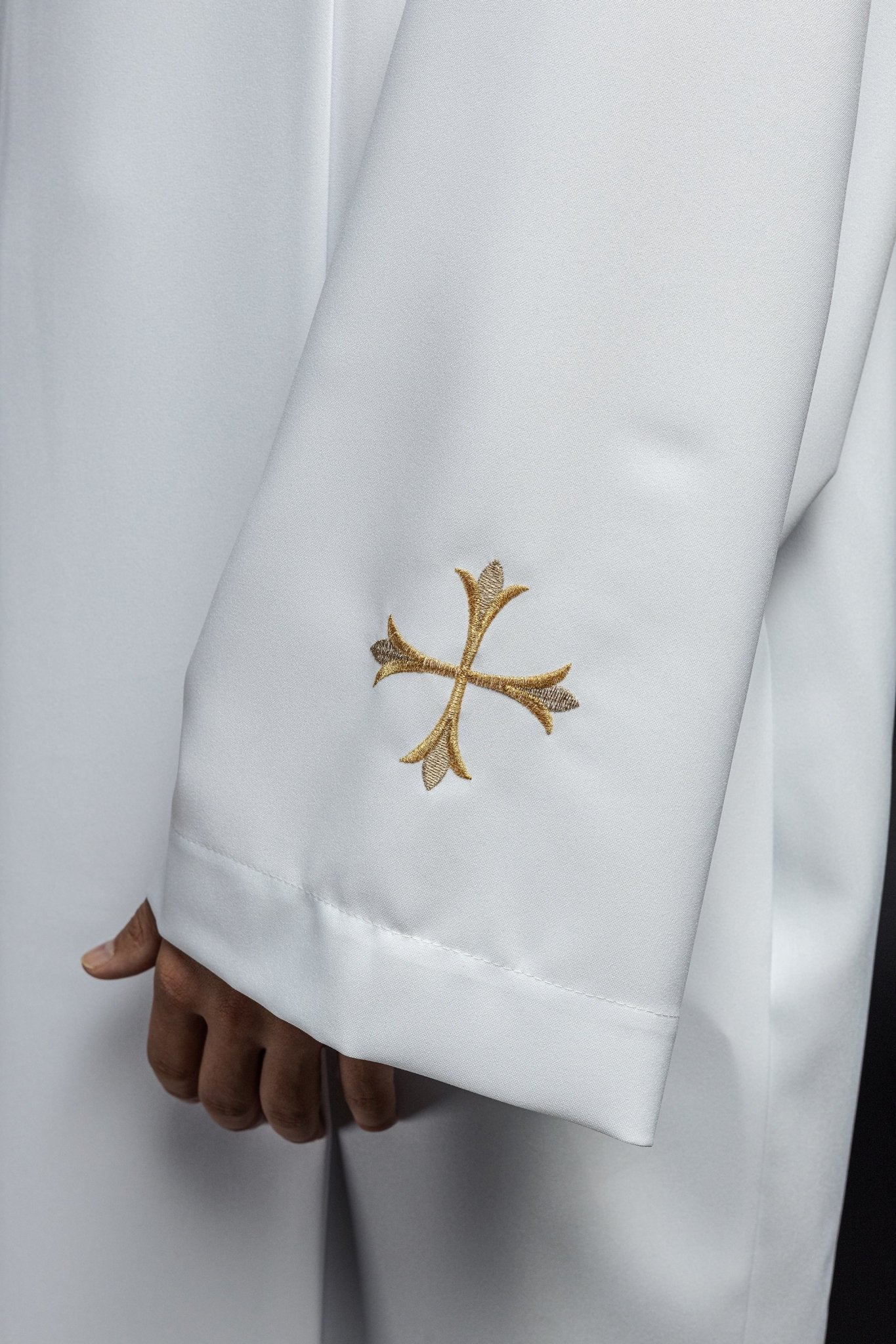 Robe de prêtre unie avec col roulé et broderie en croix Blanc KAB/004/04/12 135cm/164cm - CHASUBLES.FR