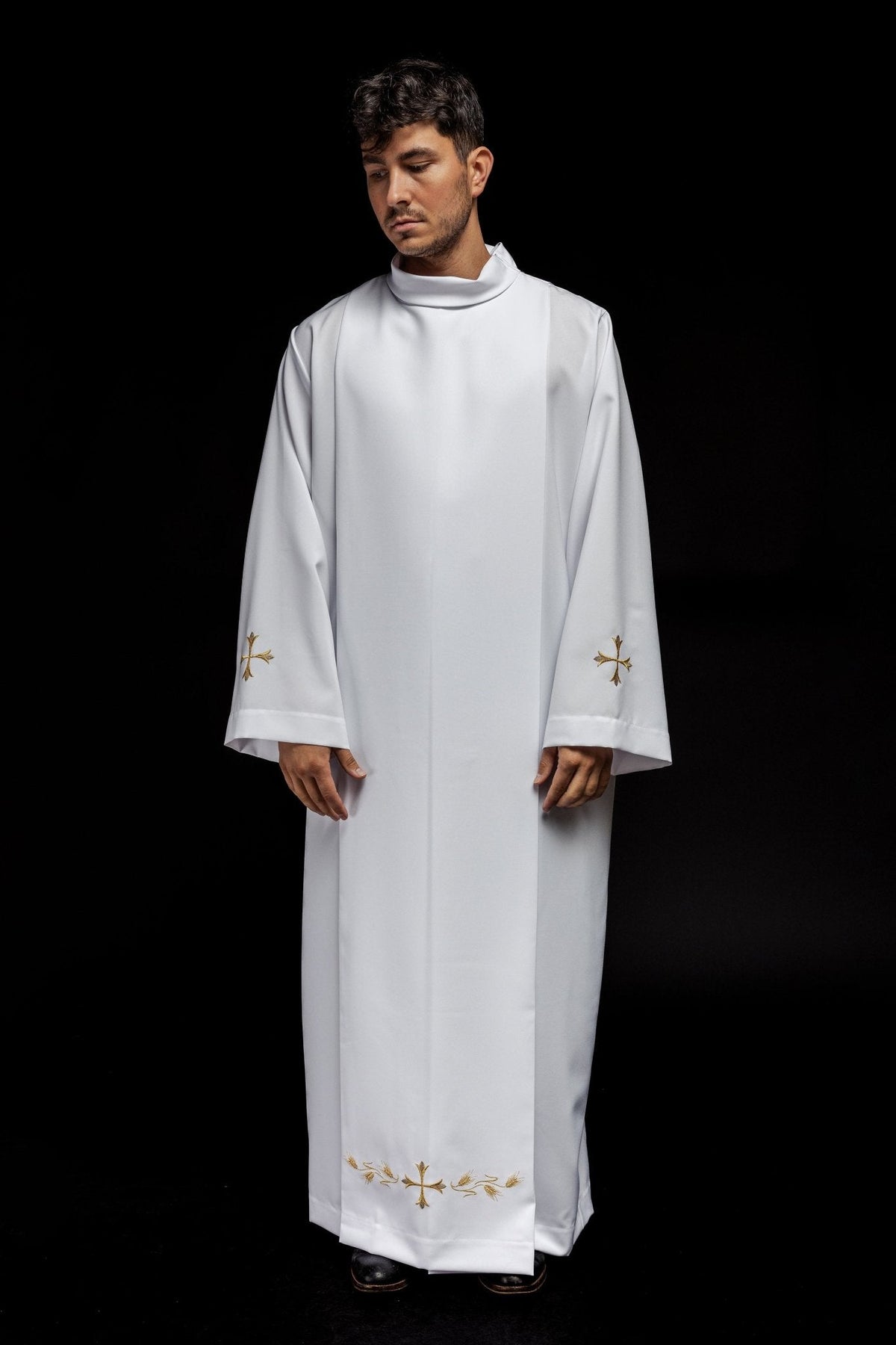 Robe de prêtre unie avec col roulé et broderie en croix Blanc KAB/004/04/12 135cm/164cm - CHASUBLES.FR