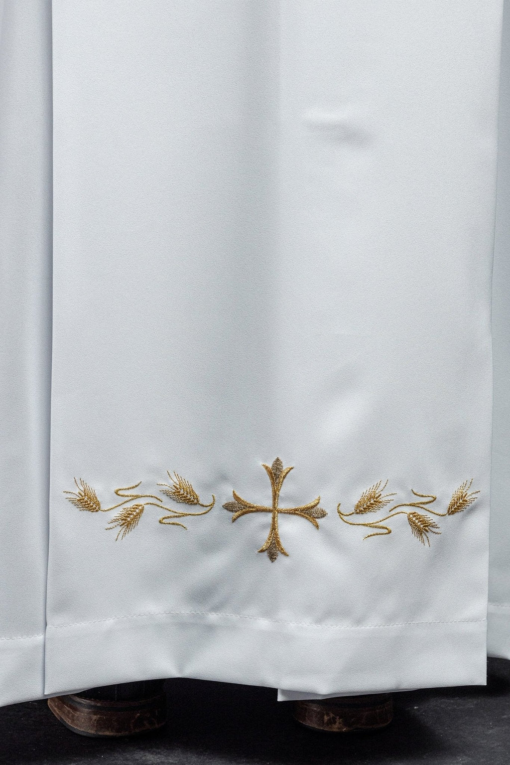 Robe de prêtre unie avec col roulé et broderie en croix Blanc KAB/004/04/12 135cm/164cm - CHASUBLES.FR