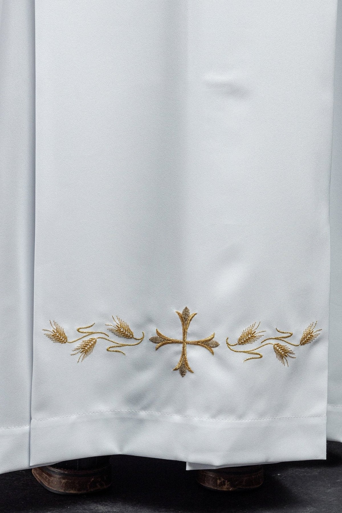 Robe de prêtre unie avec col roulé et broderie en croix Blanc KAB/004/04/12 135cm/164cm - CHASUBLES.FR