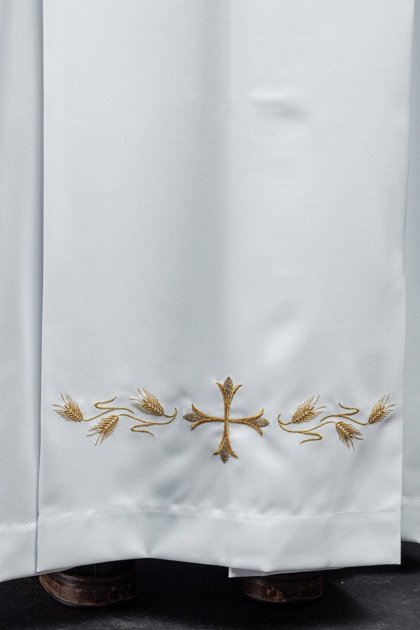 Robe de prêtre unie avec col roulé et broderie en croix Blanc KAB/004/04/12 135cm/164cm - CHASUBLES.FR