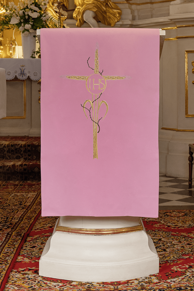 Rose voile de lutrin avec broderie de croix dorée KMO/026/08/01 RÓŻ 55*250 - CHASUBLES.FR