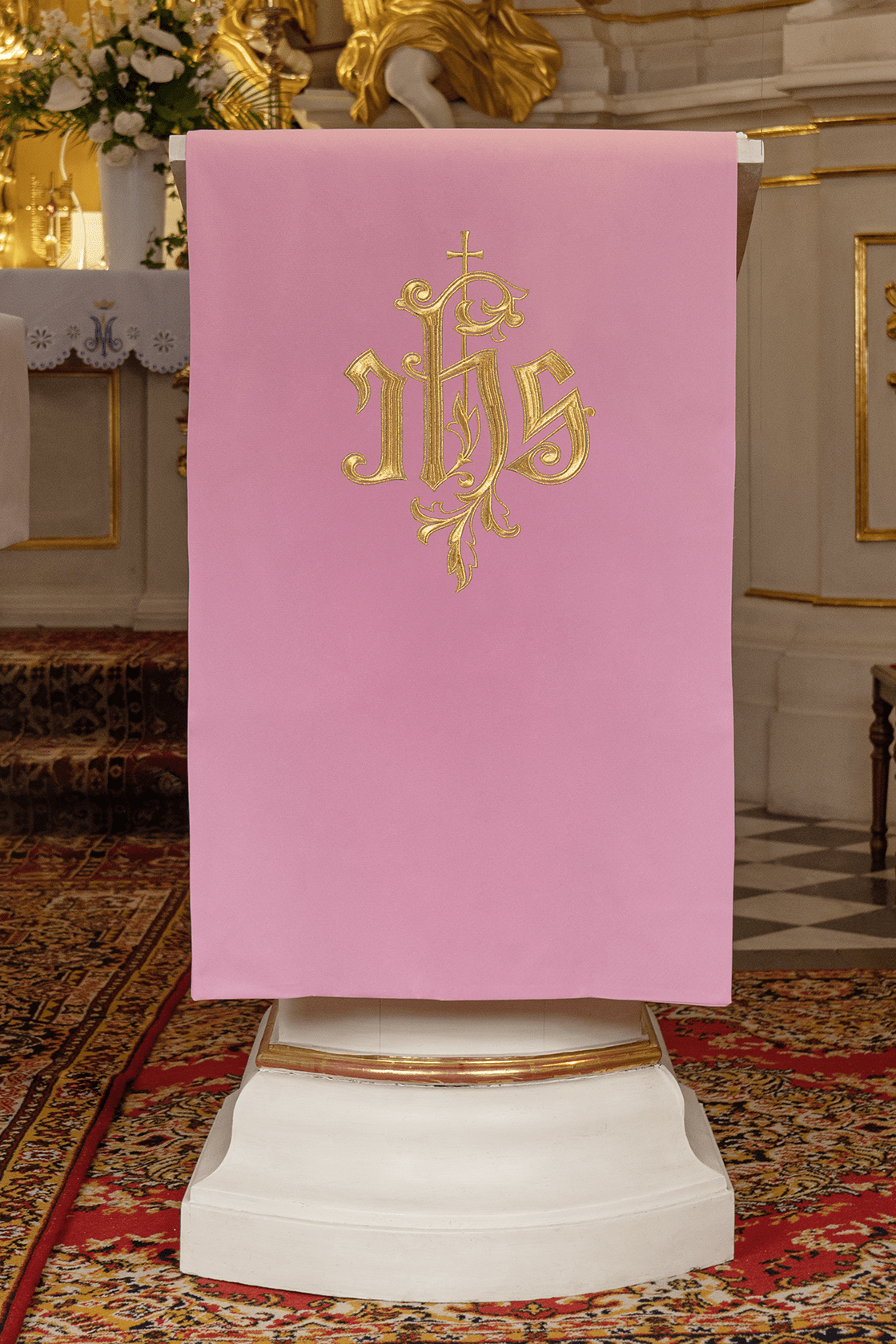 Rose voile de lutrin avec le symbole classique de l'IHS KMO/013/08/01 RÓŻ 55*250 - CHASUBLES.FR
