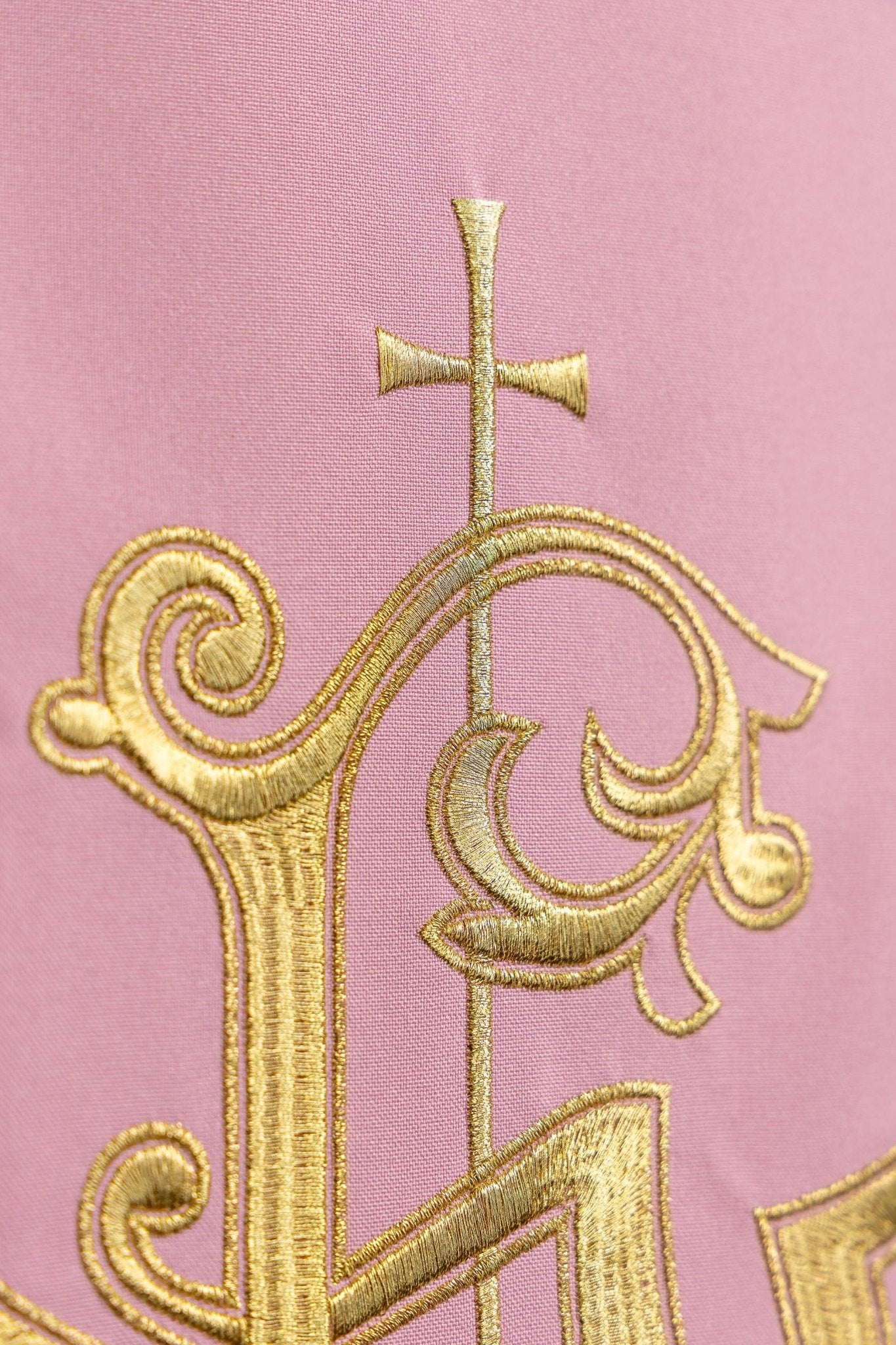 Rose voile de lutrin avec le symbole classique de l'IHS KMO/013/08/01 RÓŻ 55*250 - CHASUBLES.FR