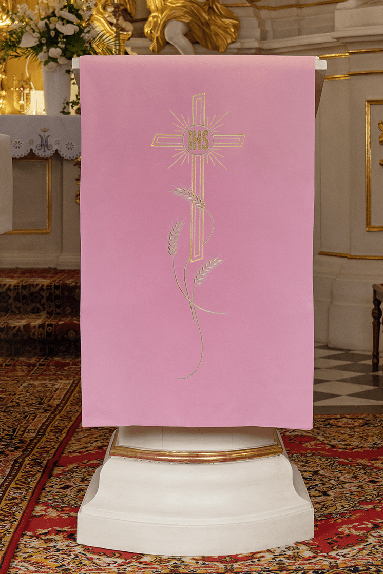 Rose voile de lutrin rose brodée d'un motif de croix et d'IHS KMO/002/08/01 RÓŻ 55*250 - CHASUBLES.FR