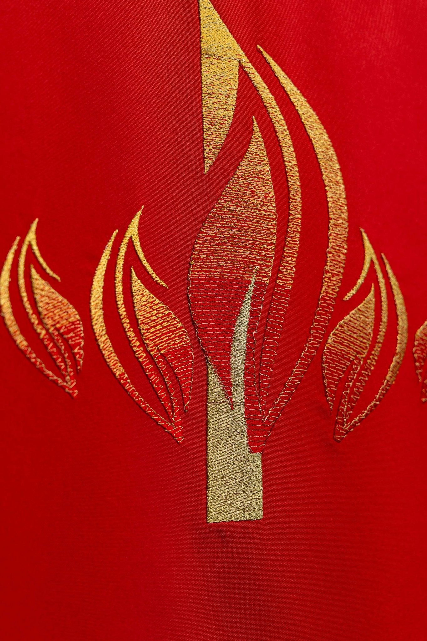 Rouge voile de lutrin brodé avec le symbole de la croix et du feu KMO/216/02/01 CZERWONY 55*250 - CHASUBLES.FR