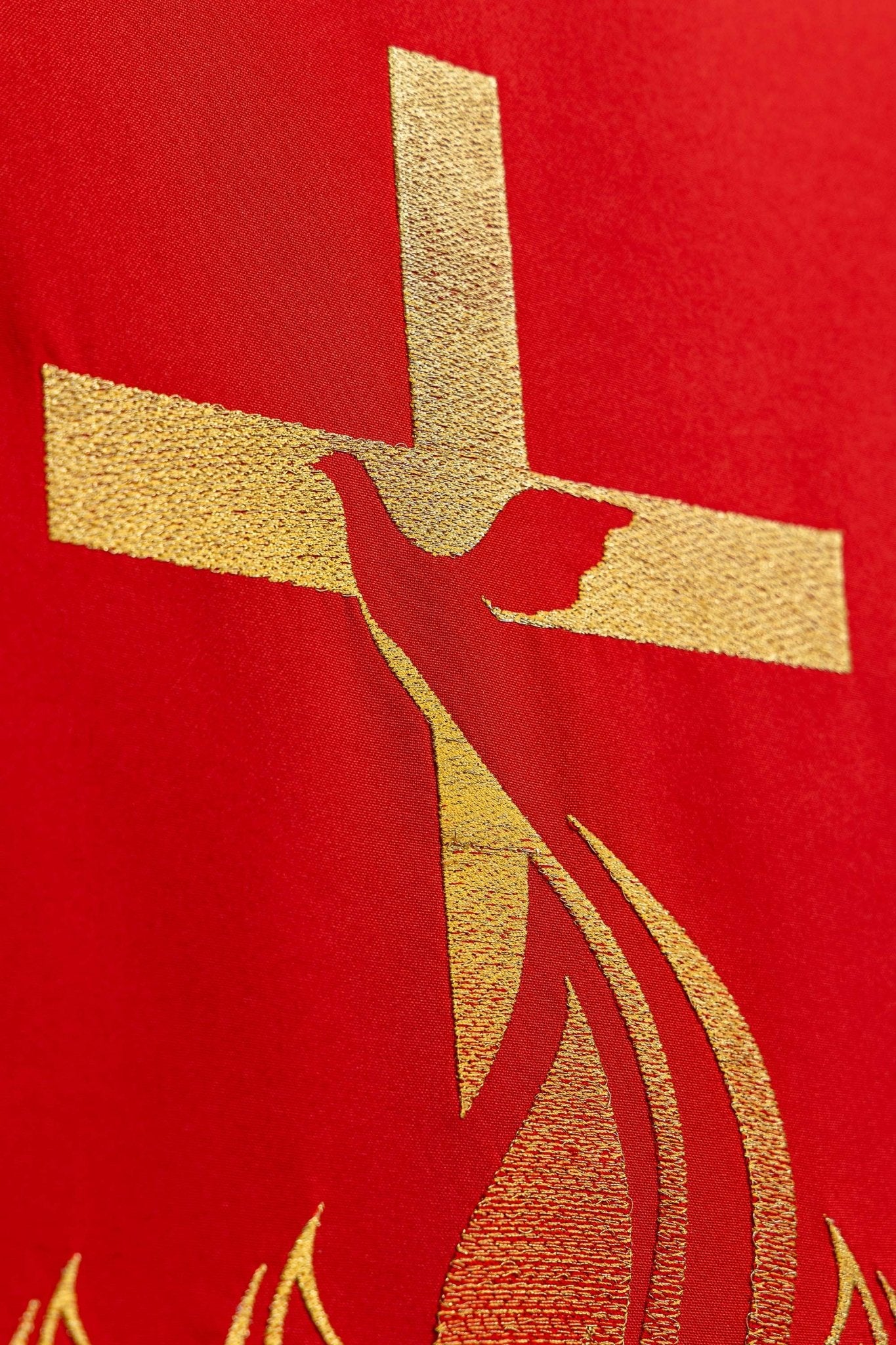 Rouge voile de lutrin brodé avec le symbole de la croix et du feu KMO/216/02/01 CZERWONY 55*250 - CHASUBLES.FR