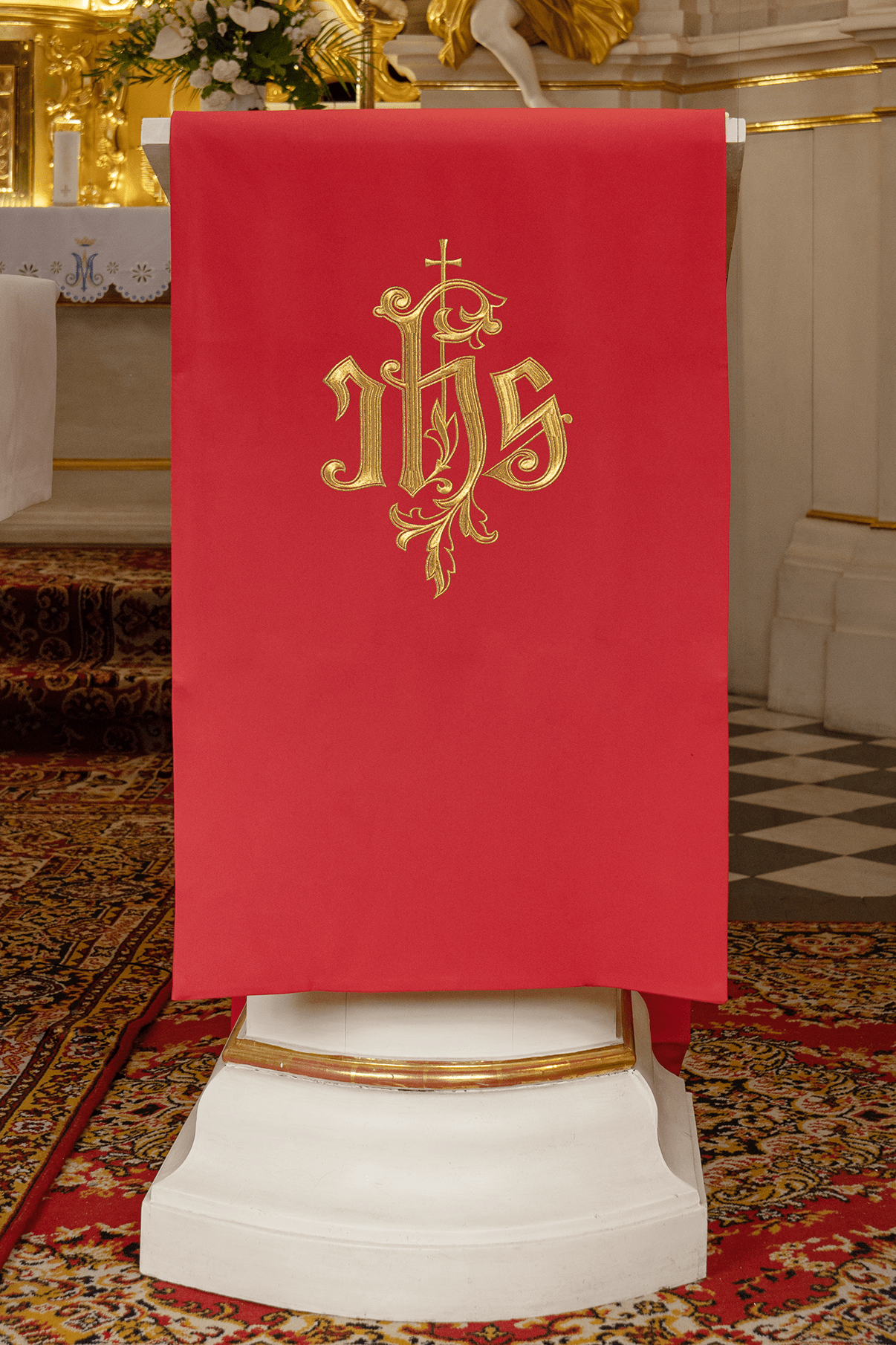 Rouge voile de lutrin brodée avec le symbole IHS KMO/013/02/01 CZERWONY 55*250 - CHASUBLES.FR