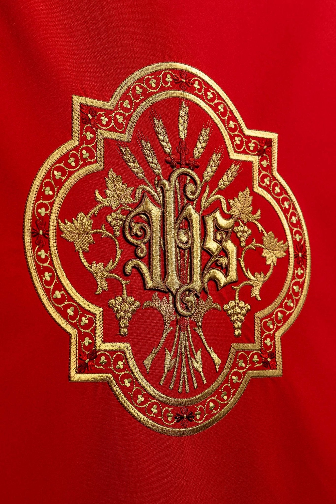 Rouge voile de lutrin brodée or JHS KMO/004/02/01 CZERWONY 55*250 - CHASUBLES.FR