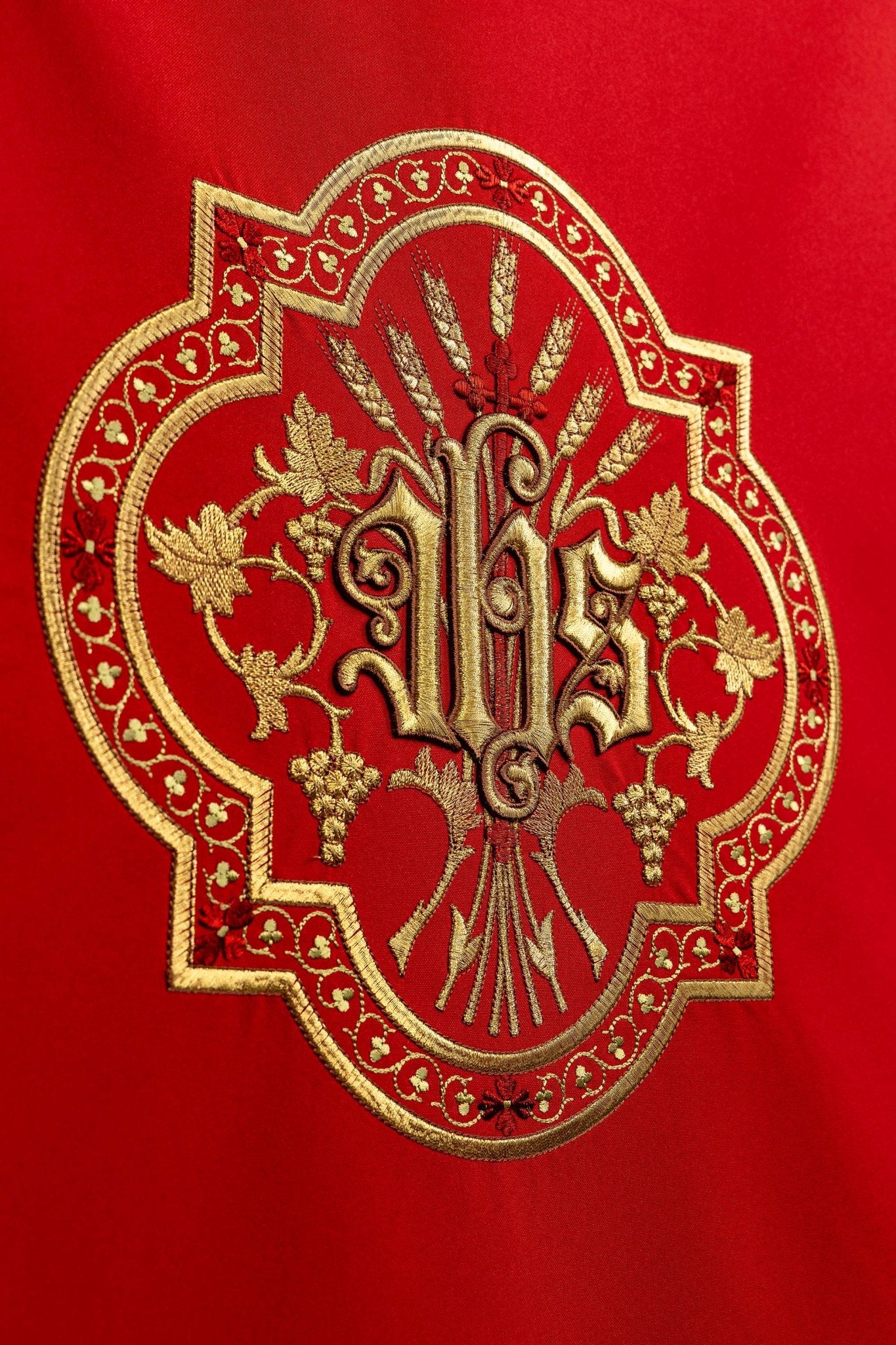 Rouge voile de lutrin brodée or JHS KMO/004/02/01 CZERWONY 55*250 - CHASUBLES.FR