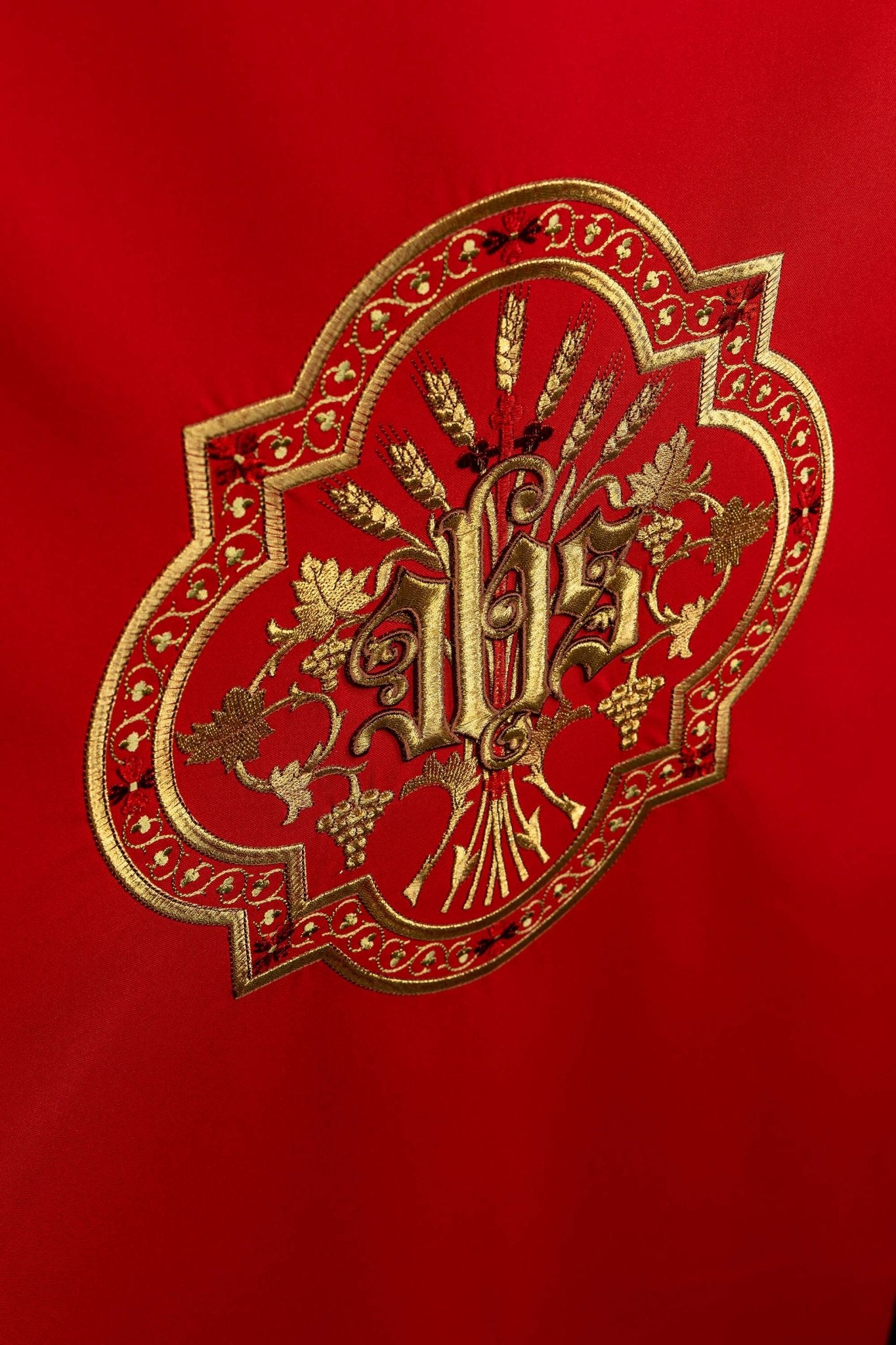 Rouge voile de lutrin brodée or JHS KMO/004/02/01 CZERWONY 55*250 - CHASUBLES.FR