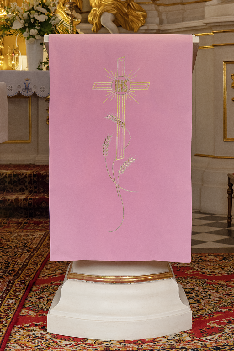 Voile de lutrin rose brodée d'un motif de croix et d'IHS