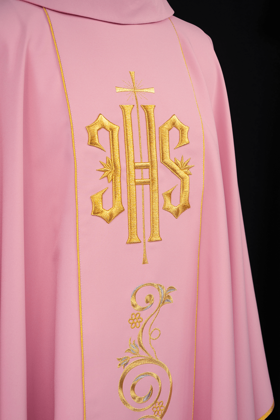 Chasuble brodée IHS rose