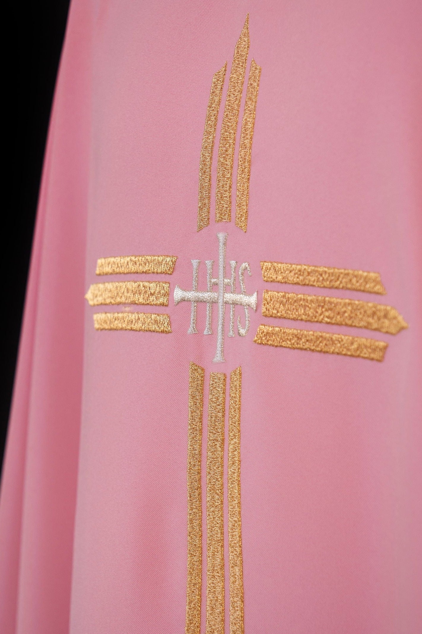 Chasuble rose avec broderie IHS dorée