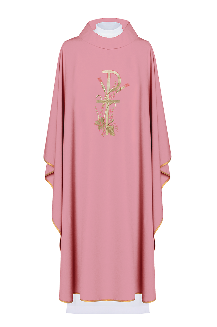 Chasuble rose avec broderie de croix dorée