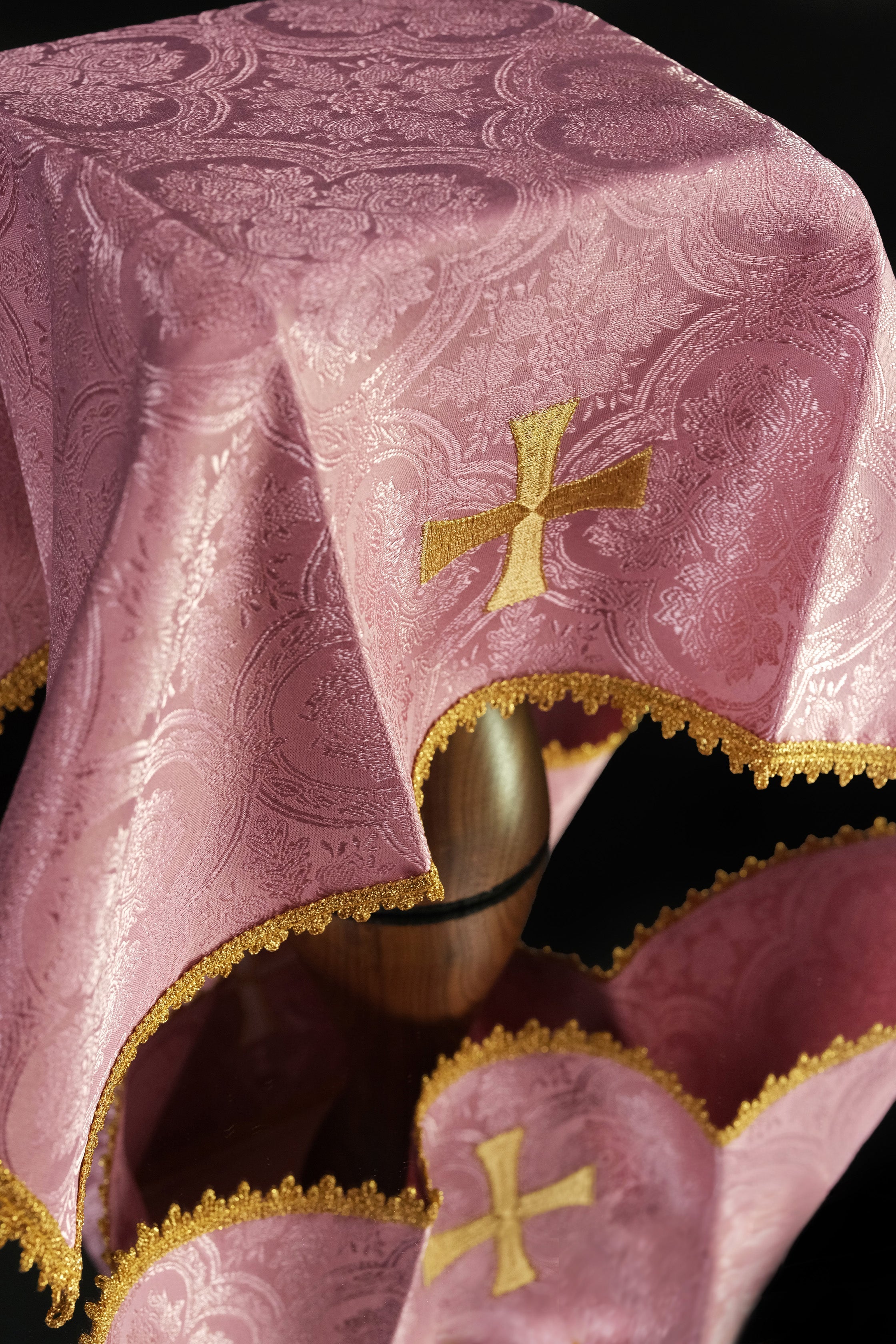 Voile rose pour calice avec symbole de croix en jacquard