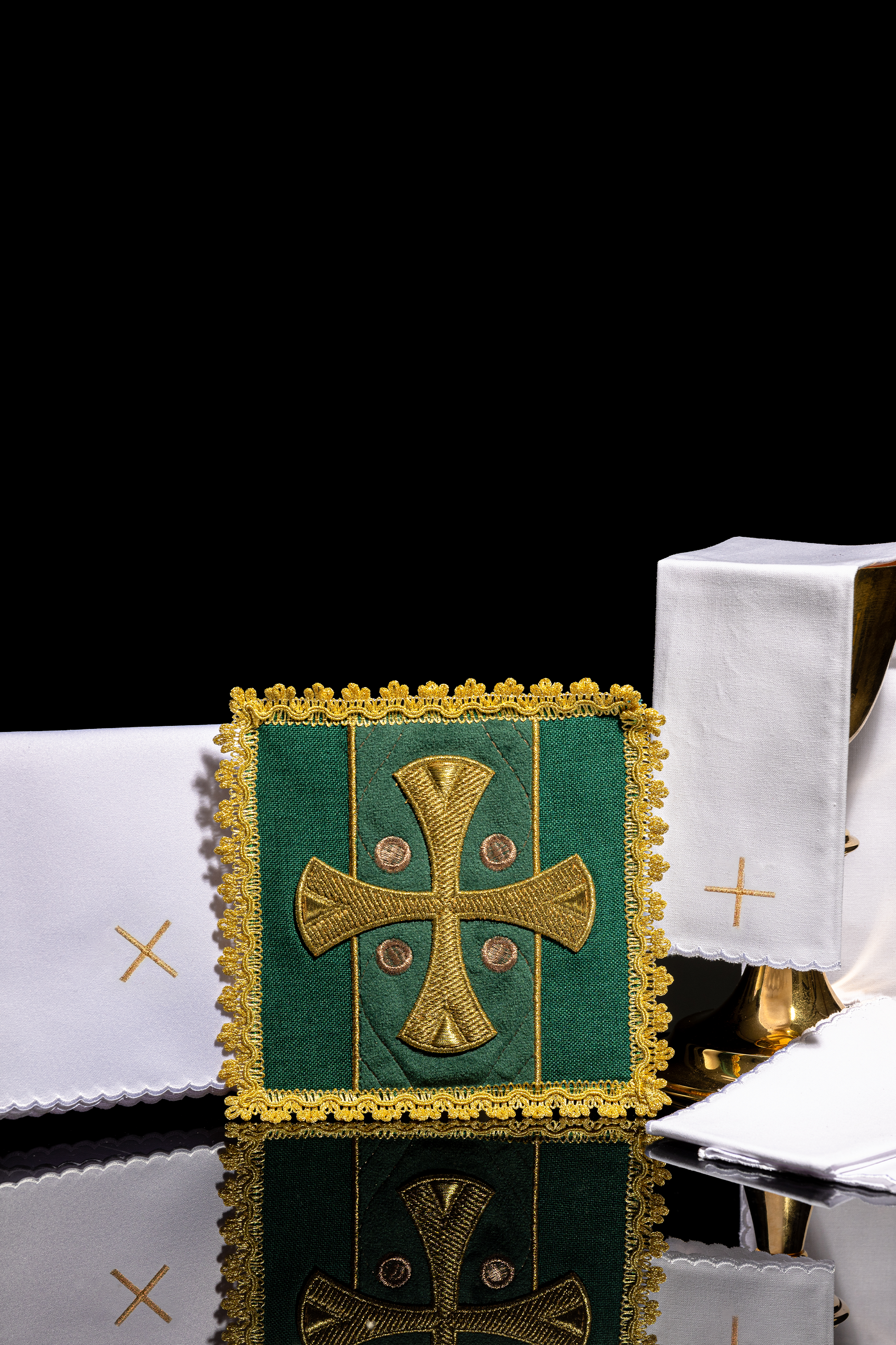 Linge liturgique du calice vert brodé sur velours