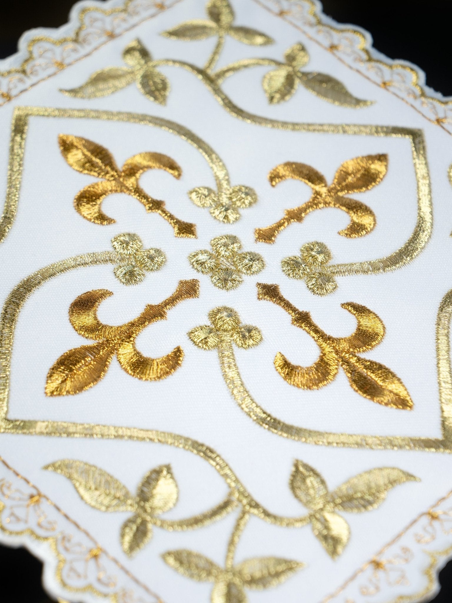 Service de calice avec motif de croix avec ornements dorés et motif floral brode S - 5559 - CHASUBLES.FR
