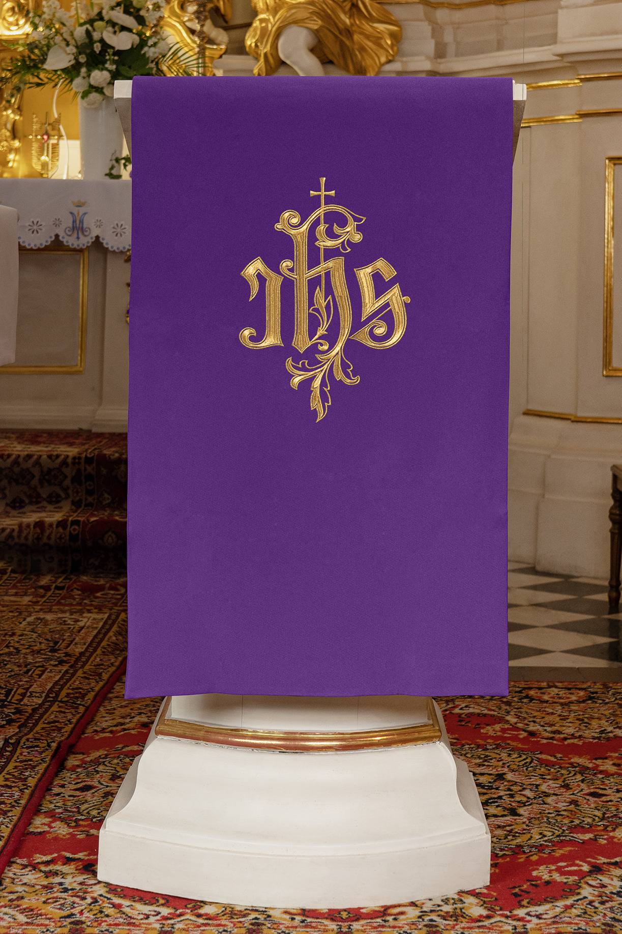 Violet voile de lutrin brodée avec le symbole IHS