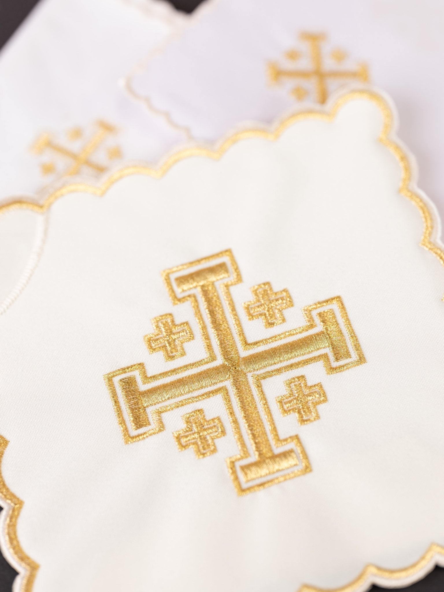 Set de tasse avec broderie en croix blanc KK/030/04 - CHASUBLES.FR