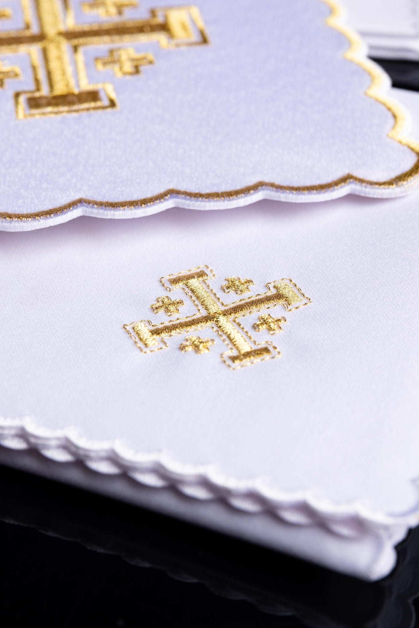 Set de tasse avec broderie en croix blanc KK/030/04 - CHASUBLES.FR