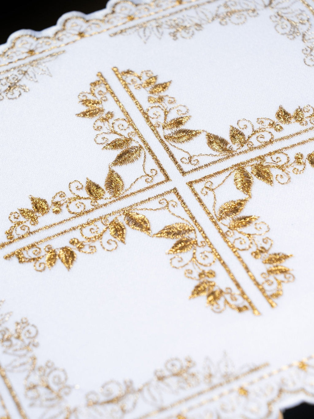 Set de tasses en lin avec motif de croix encadré de broderies florales S - 5551 - CHASUBLES.FR