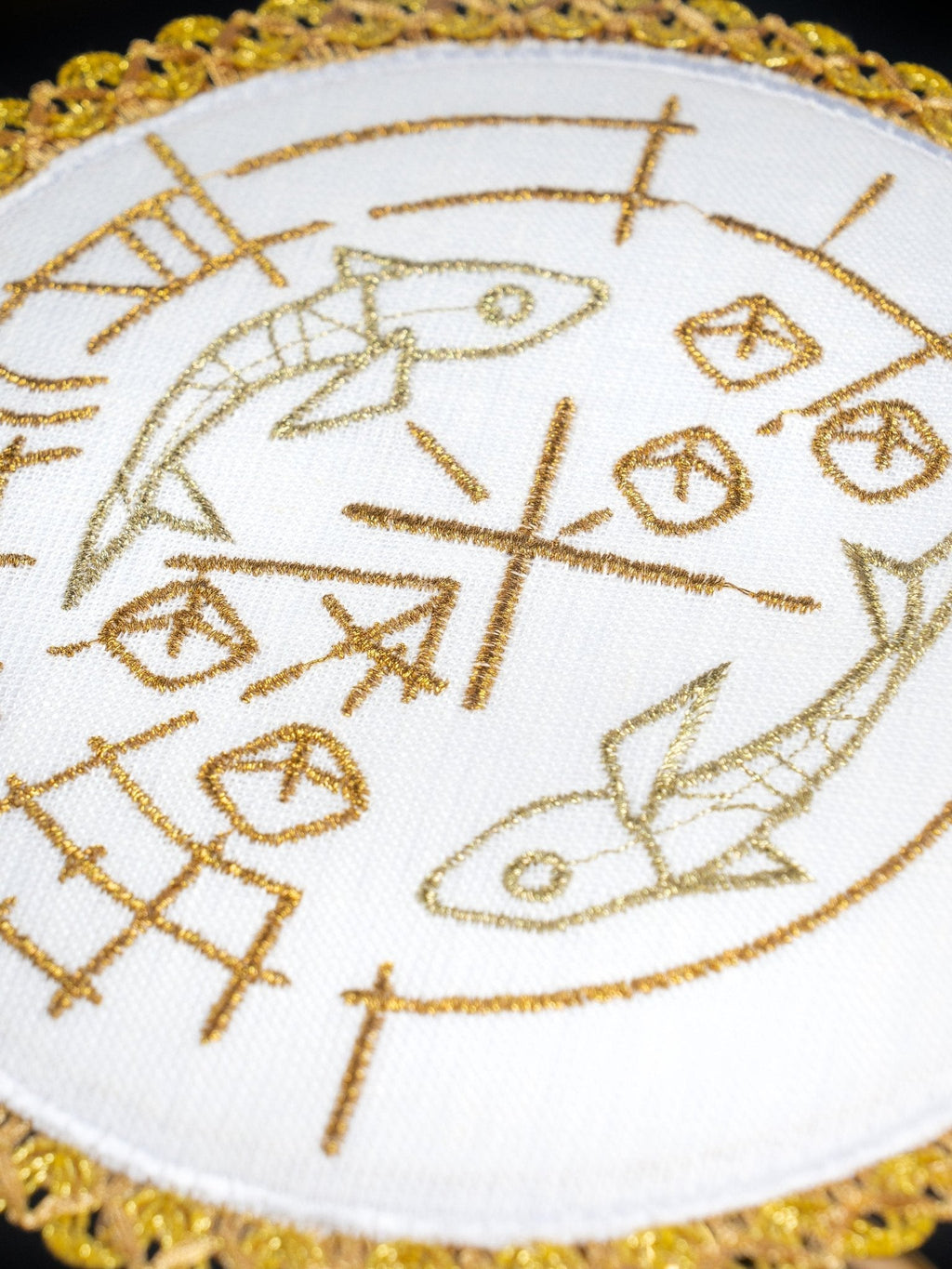 Set de tasses en lin avec motif de poisson, de pain et de croix sur pied rond S - 5023 - CHASUBLES.FR