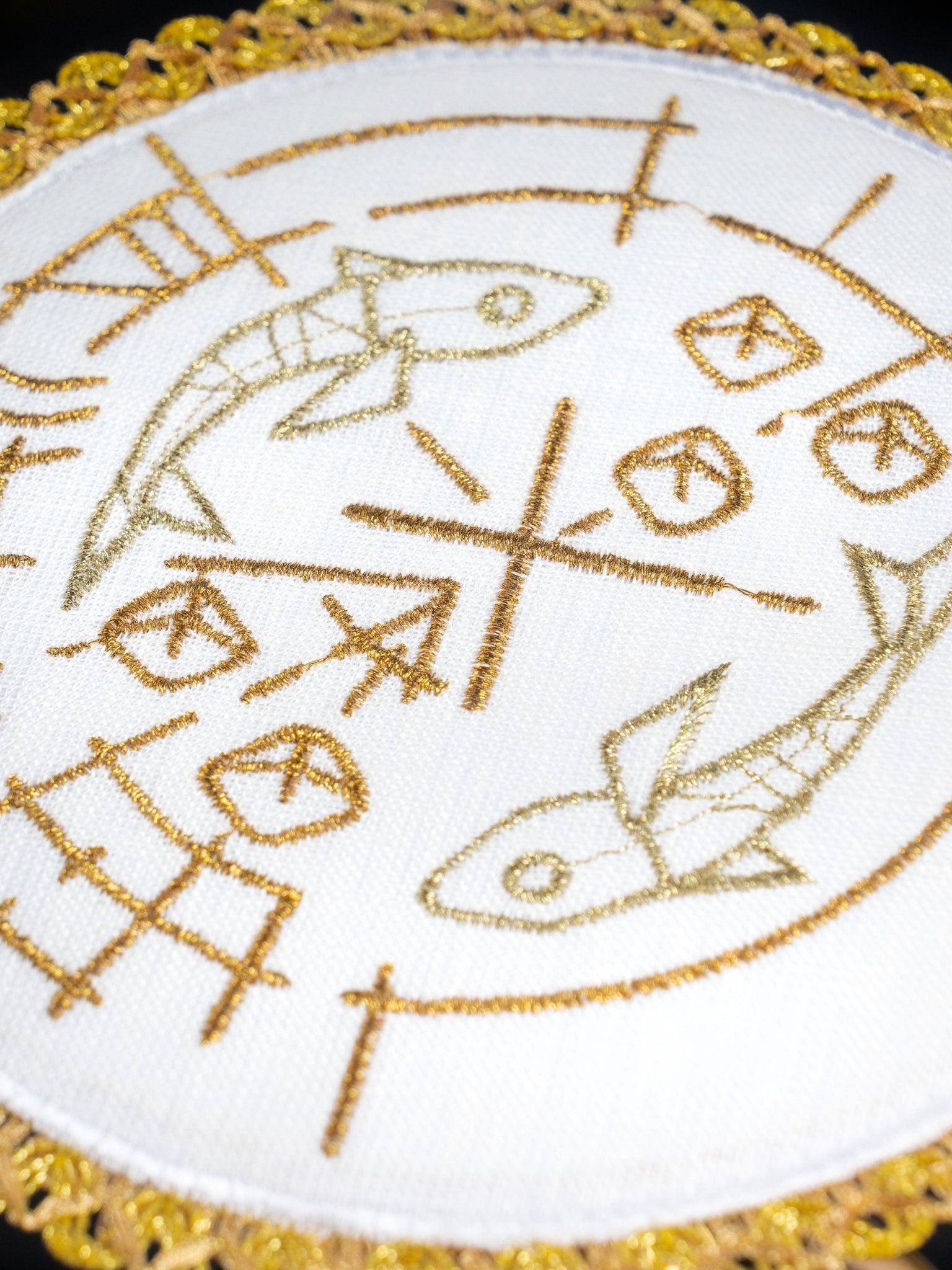 Set de tasses en lin avec motif de poisson, de pain et de croix sur pied rond S - 5023 - CHASUBLES.FR