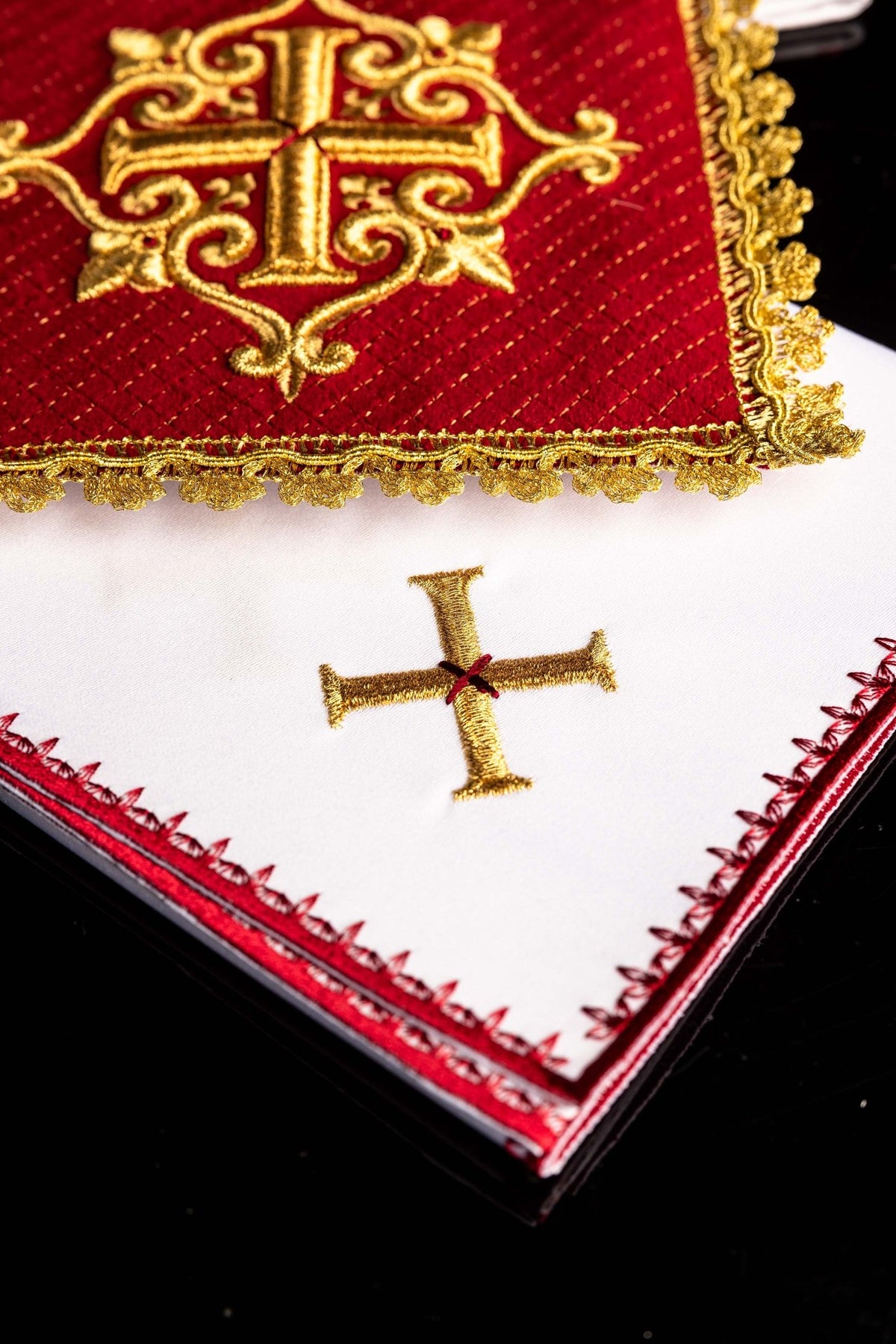 Set the Calice en lin avec croix brodée, velours rouge LE/5029/C2 - CHASUBLES.FR