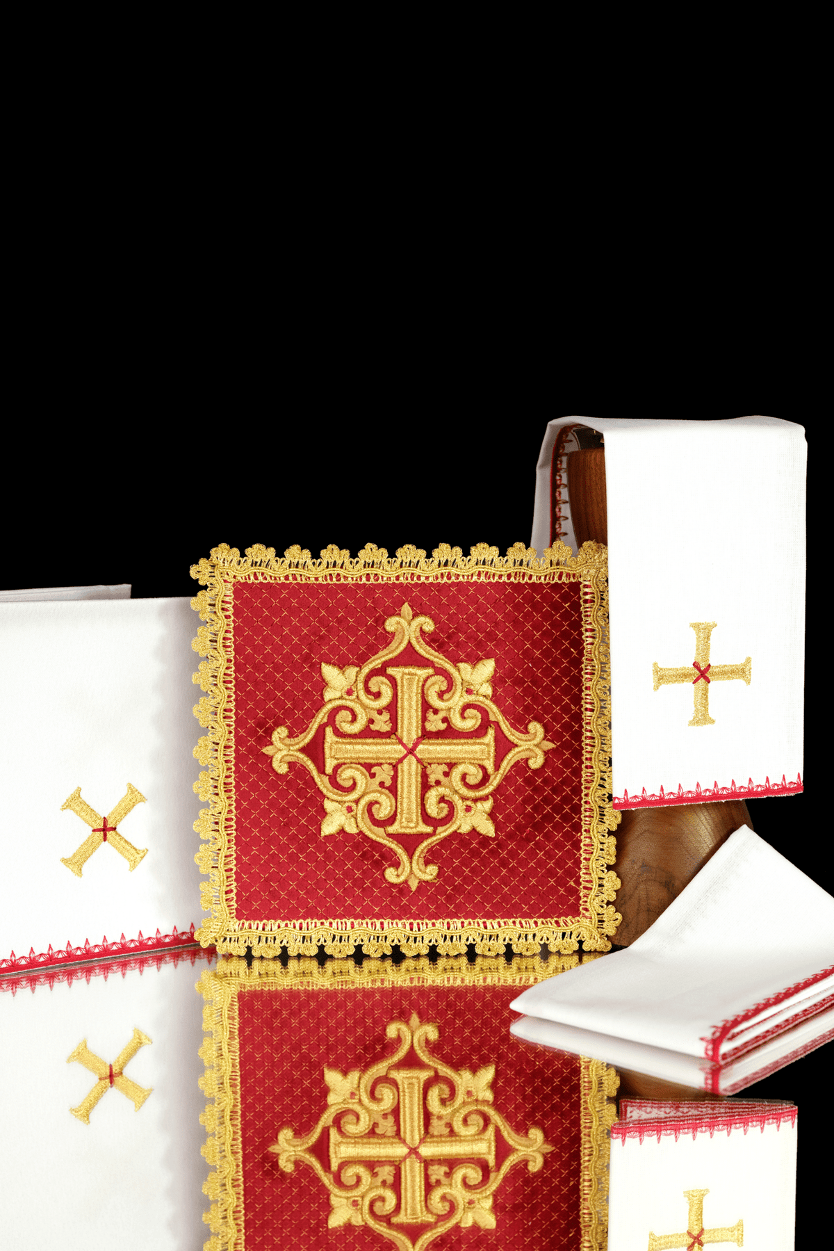 Set the Calice en lin avec croix brodée, velours rouge LE/5029/C2 - CHASUBLES.FR