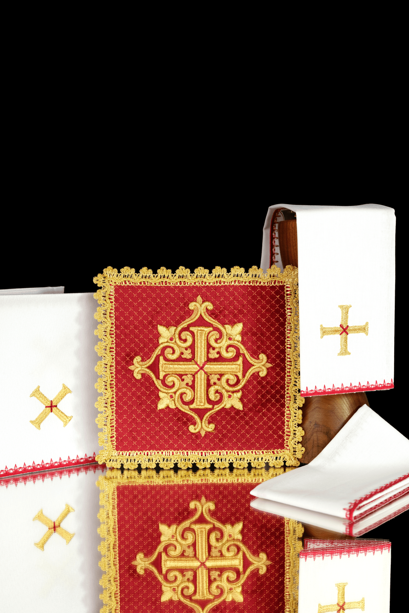 Set the Calice en lin avec croix brodée, velours rouge LE/5029/C2 - CHASUBLES.FR