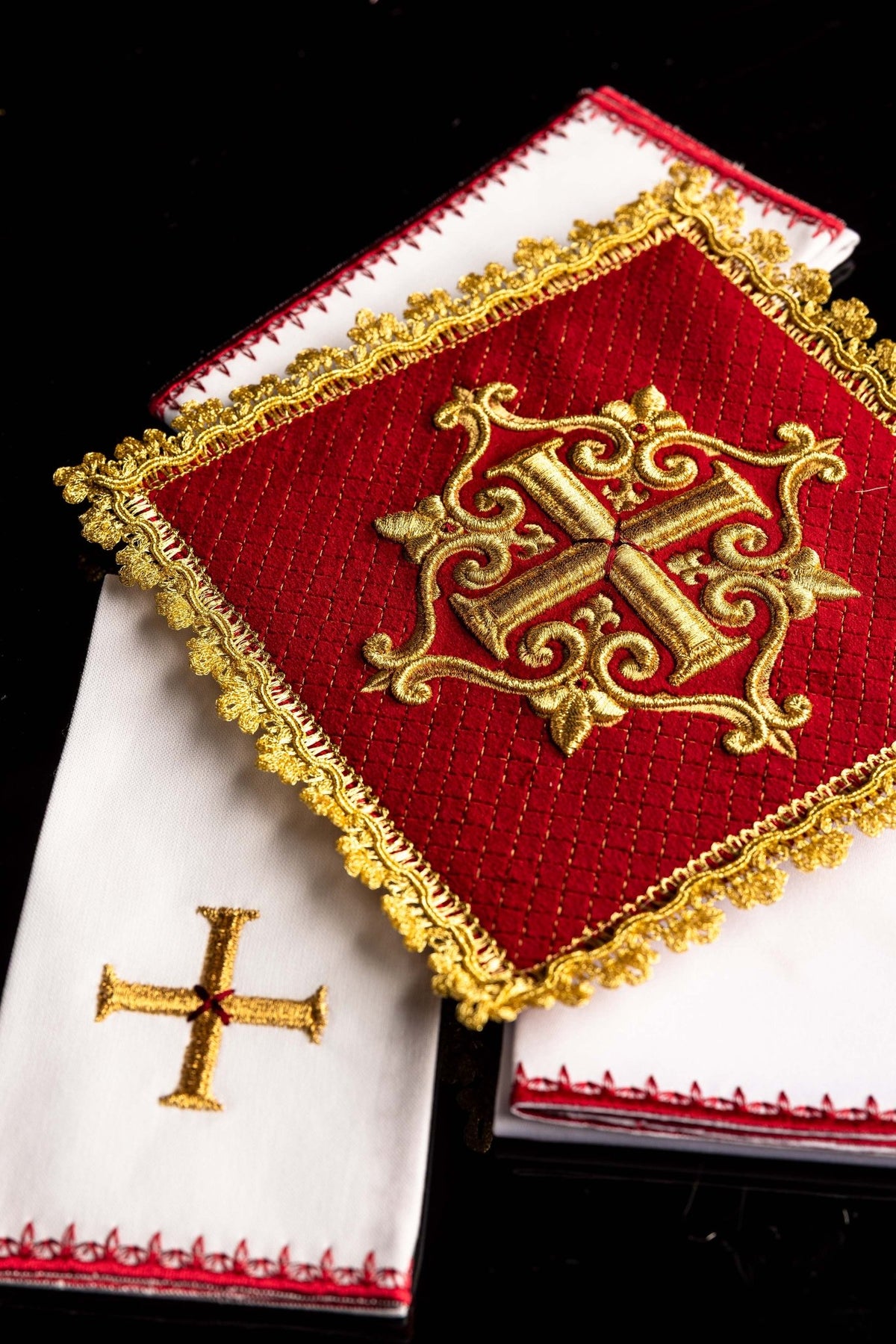 Set the Calice en lin avec croix brodée, velours rouge LE/5029/C2 - CHASUBLES.FR