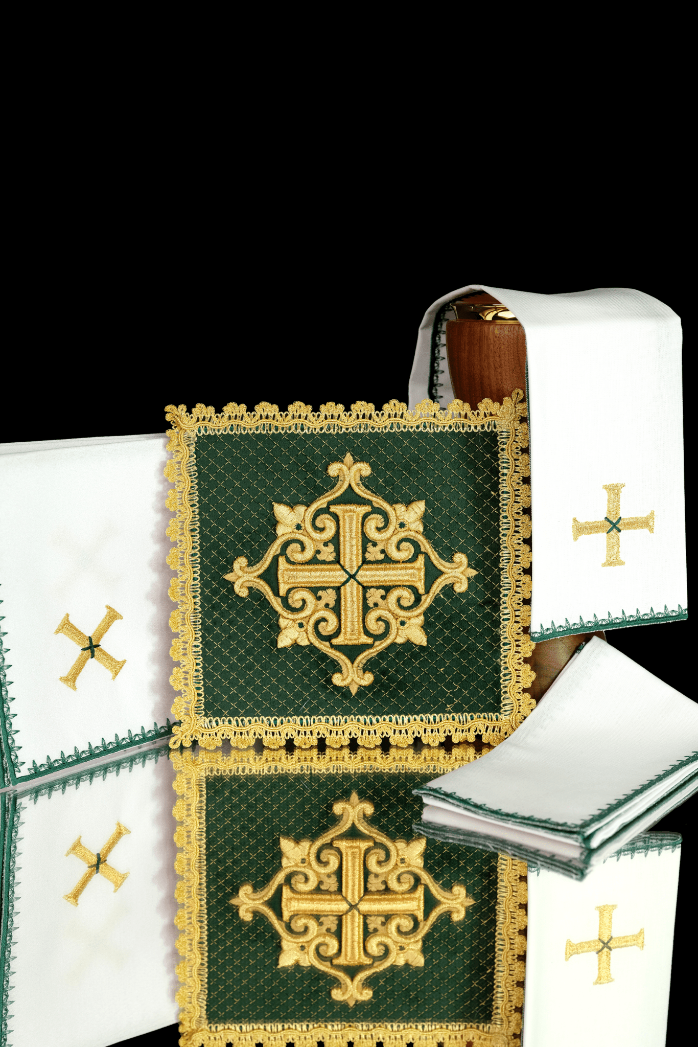 Set the Calice en lin avec croix brodée velours vert LE/5029/C1 - CHASUBLES.FR