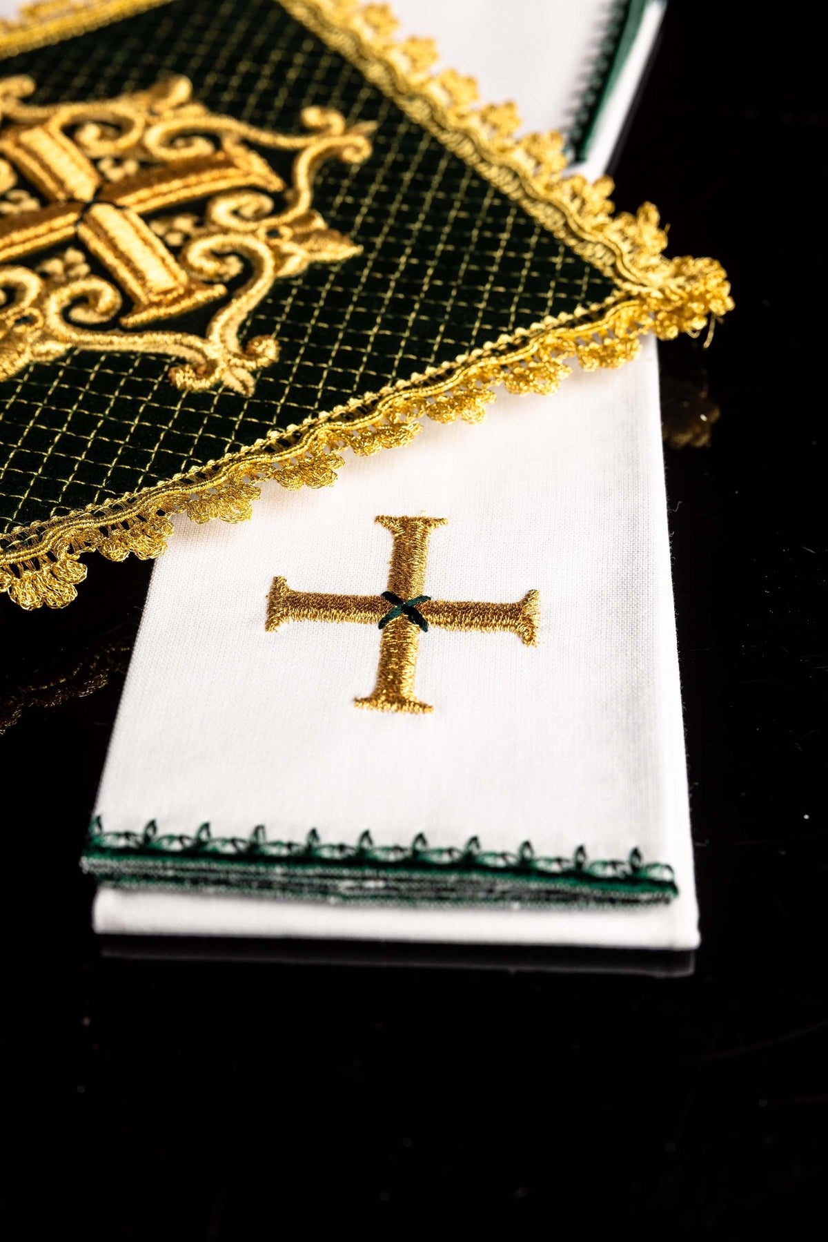 Set the Calice en lin avec croix brodée velours vert LE/5029/C1 - CHASUBLES.FR