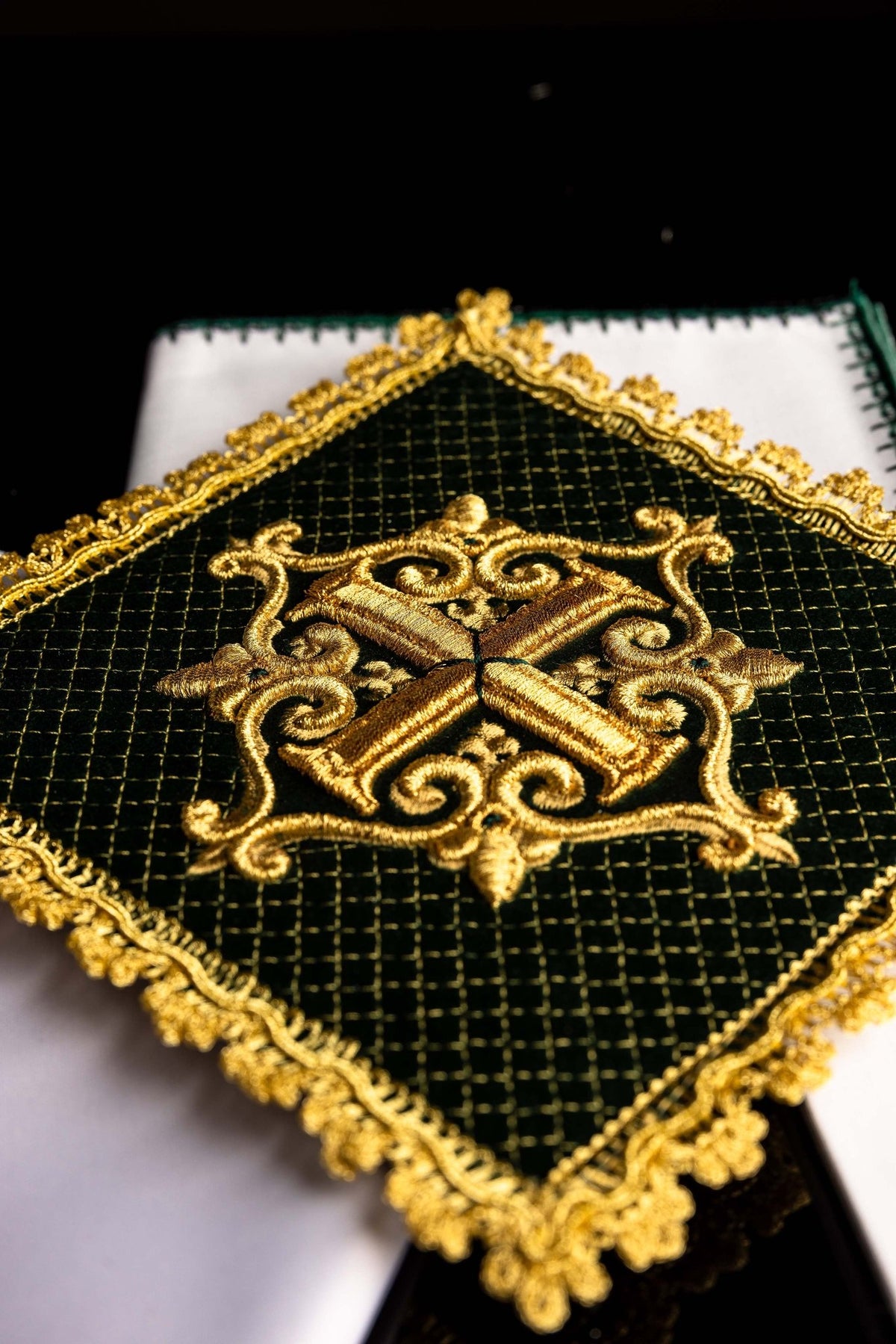 Set the Calice en lin avec croix brodée velours vert LE/5029/C1 - CHASUBLES.FR